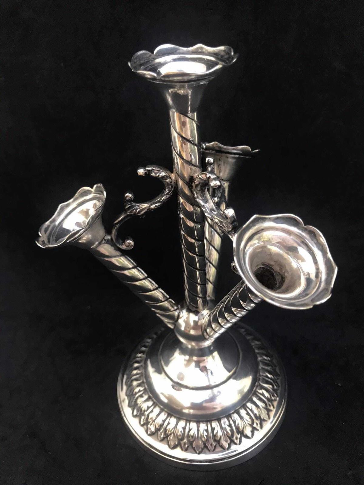 Epergne Bloemvaas Verzilverd Edwardiaans 4 Kleine Knopvaasjes Antiek Eettafel Vintage Engels Tafelstuk Huwelijkscadeau Joseph Rodgers photo furniture