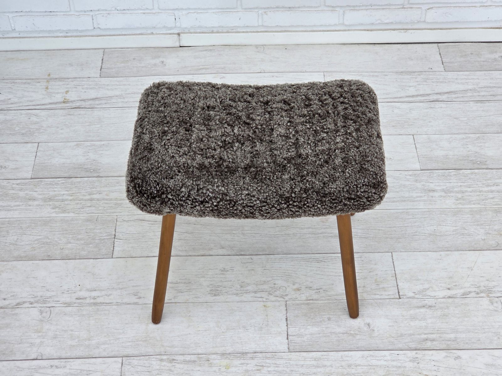 photo furniture Ca. Jaren 1960, Opnieuw Beklede Deense Fauteuil, Echt Schapenleer.