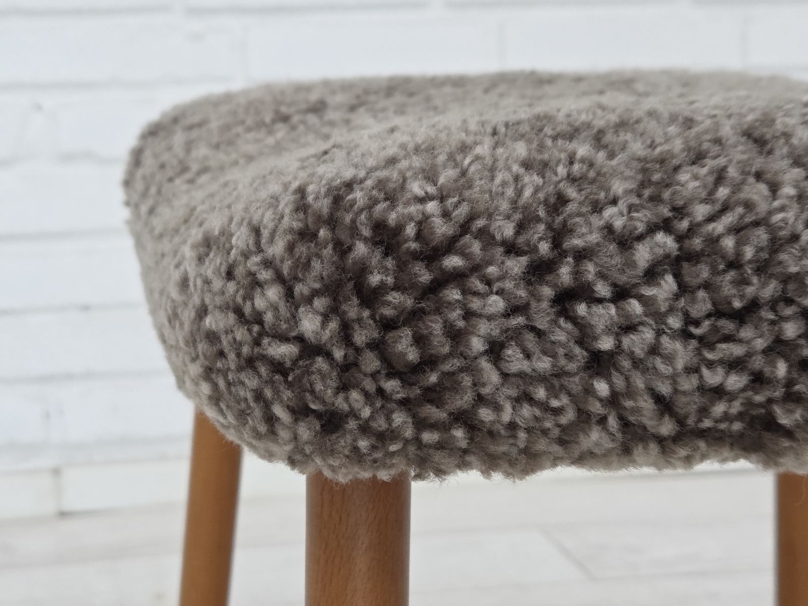 photo vintage Ca. Jaren 1960, Opnieuw Beklede Deense Fauteuil, Echt Schapenleer.