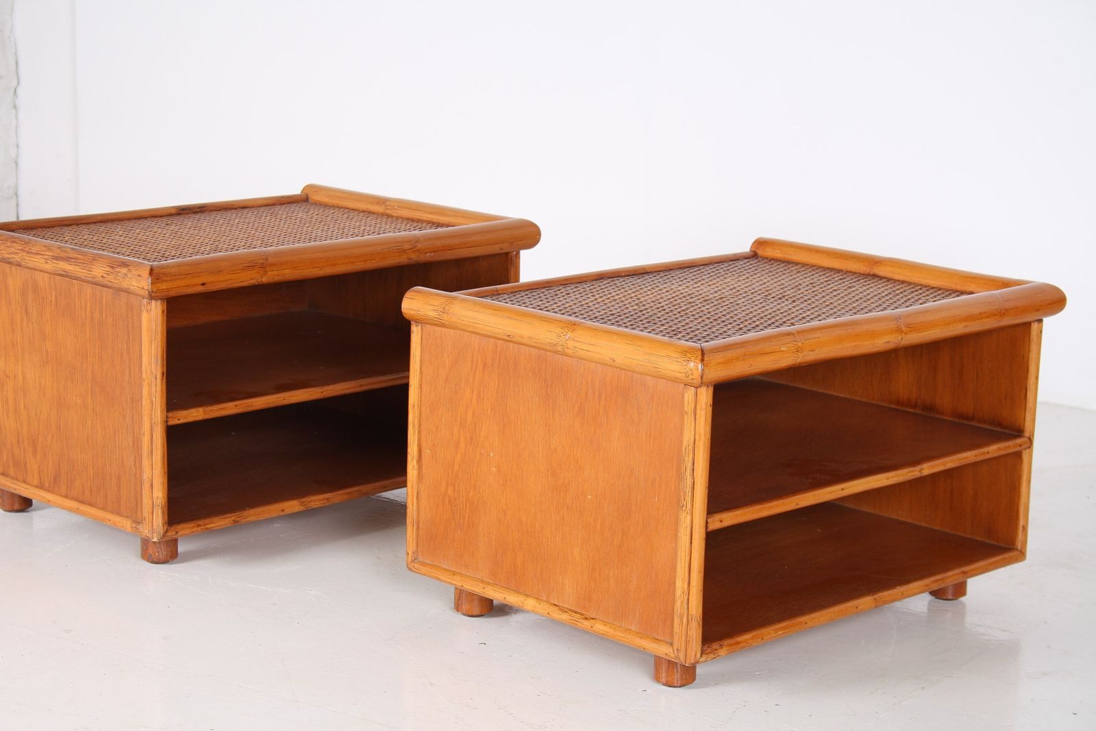 photo vintage A Pair Of Mid Century Rattan Top Bamboo Night Stand Side Tables