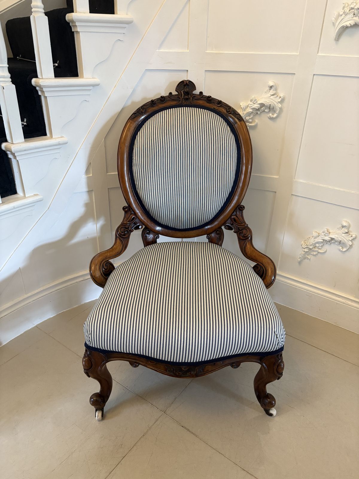 Superb Quality Carved Walnut Antique 19th Century Ladies Chair