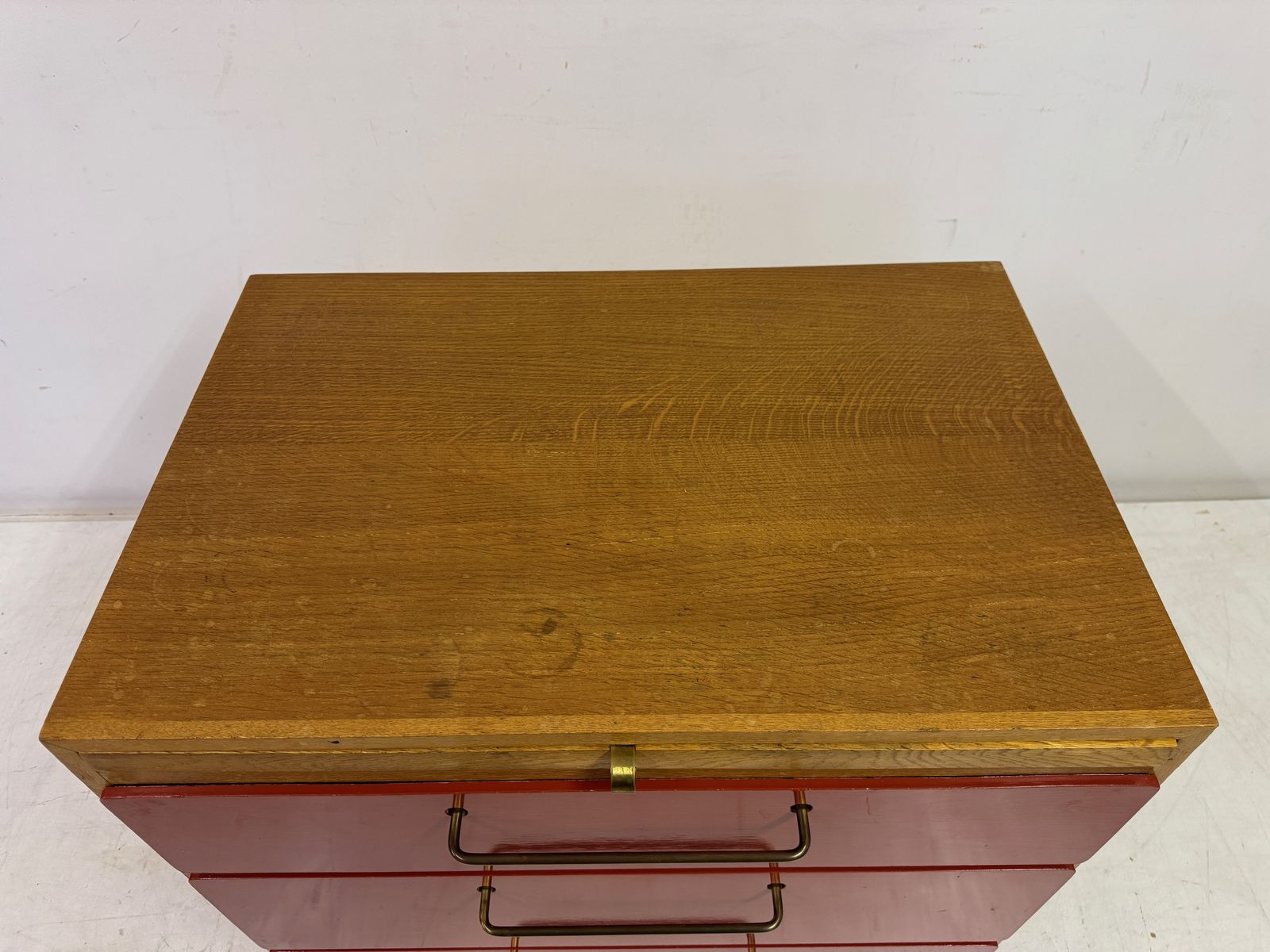 photo vinterior 1960s Red Chest Of Drawers With Pull Out Slide By Heals