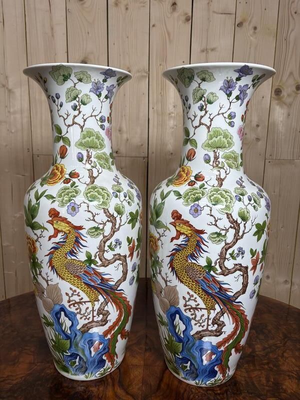 Paire De Vases Balustres En Porcelaine