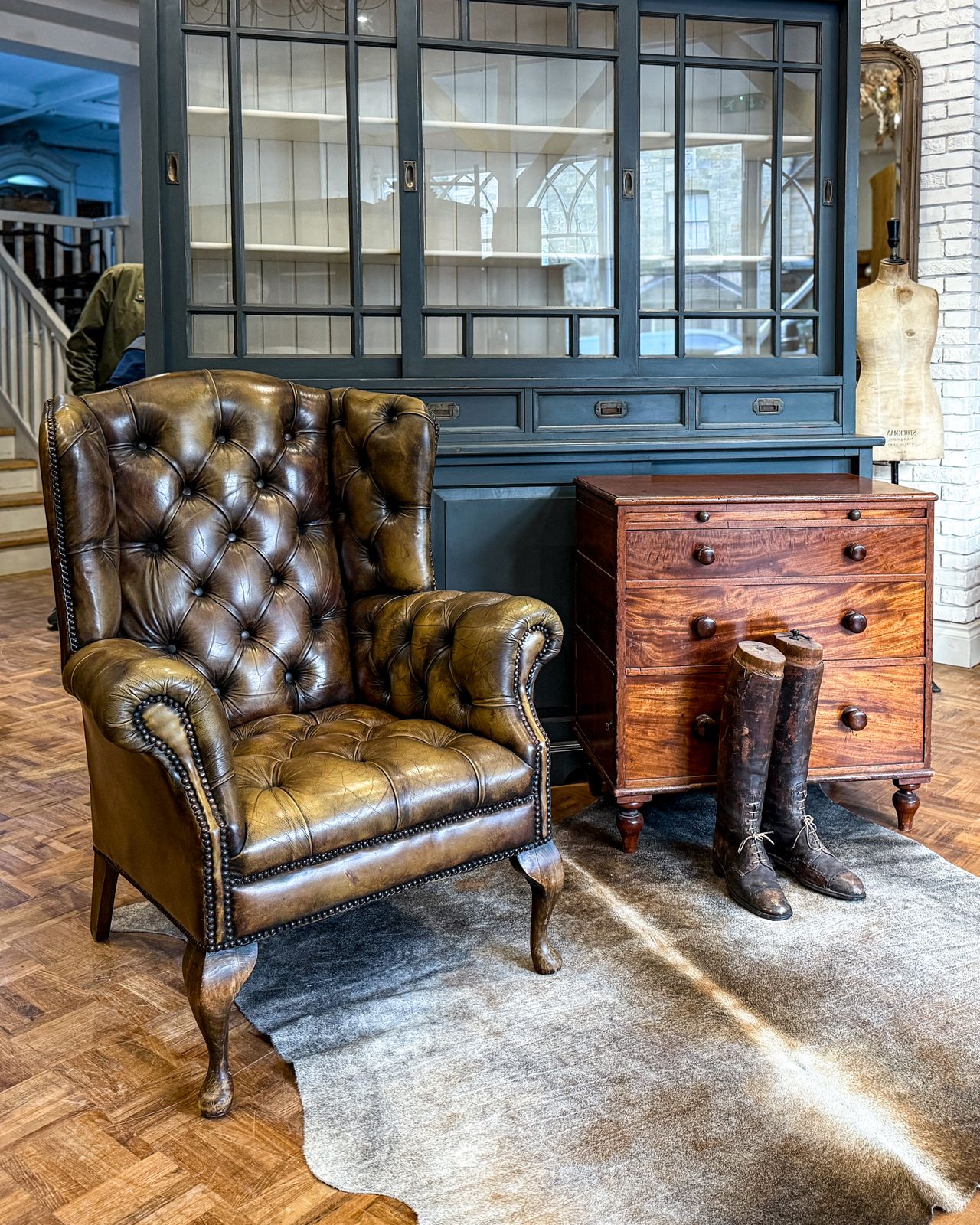 photo buy Victorian Buttoned Leather Armchair