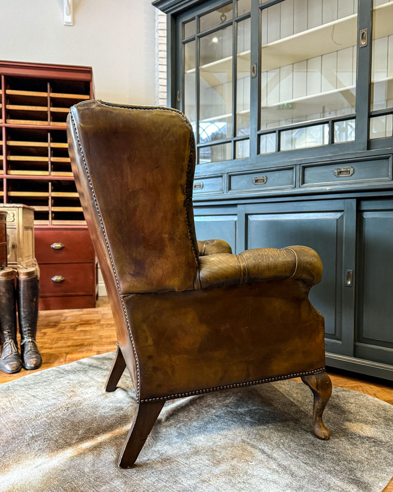 photo vintage Victorian Buttoned Leather Armchair