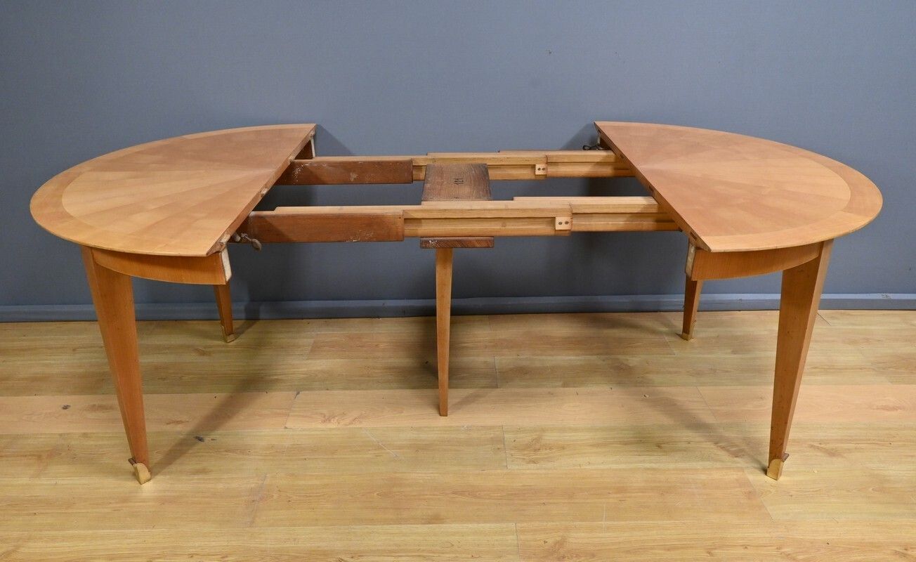 photo vinterior Table For 4 To 10 People In Cherry Wood – 1950