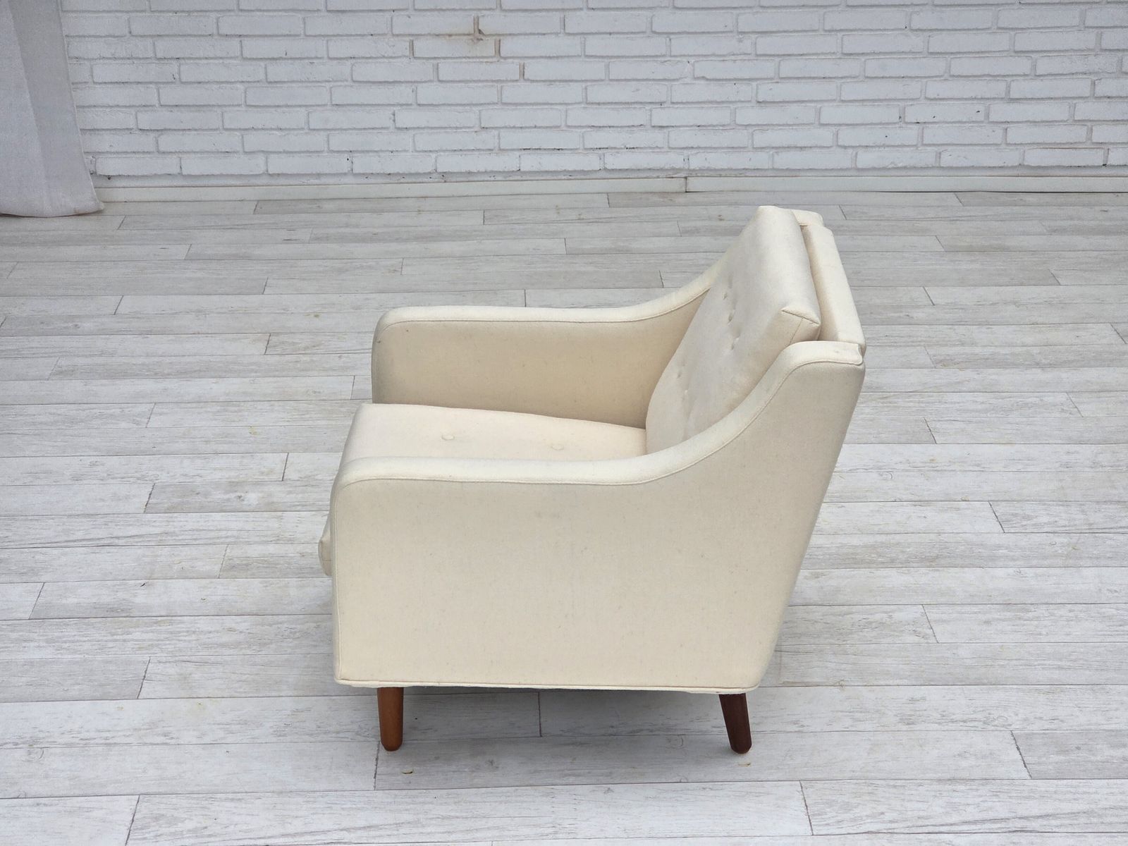 photo furniture Ca. Jaren 1970, Deense Fauteuil, Meubelwol, Teakhouten Poten.