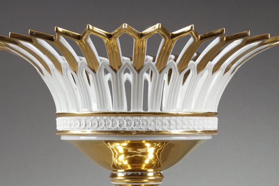 3846.0 Pair Of Paris Porcelain Standing Baskets, Empire Period photo