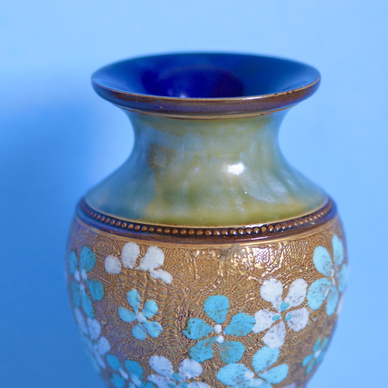 photo vinterior Attractive Pair Of Doulton Lambeth Vases (1885 1902 Slater)