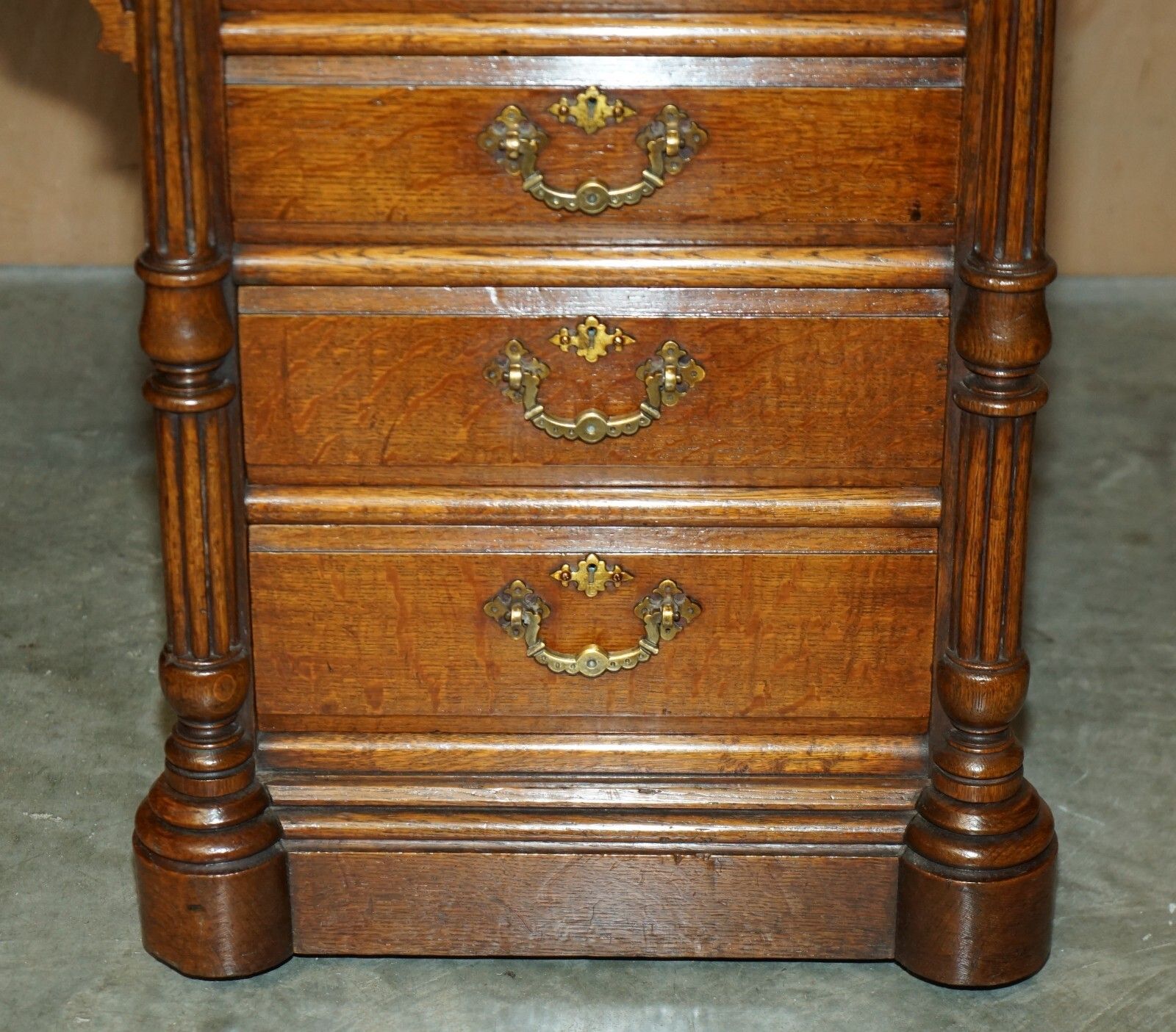 photo vinterior Antique Restored C Hindley & Son English Oak Green Leather Double Sided Desk