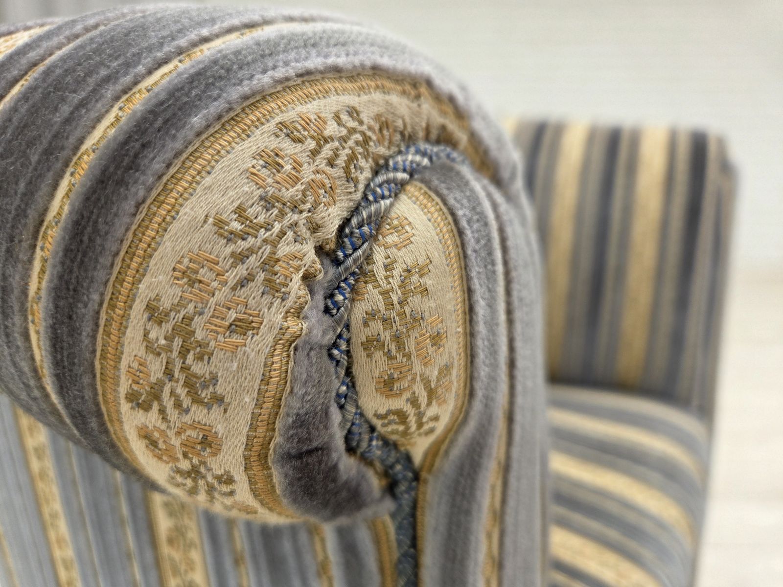 photo buy Jaren 1960, Deense Loungestoel, Blauw/Beige Meubelvelours, Beukenhouten Poten.