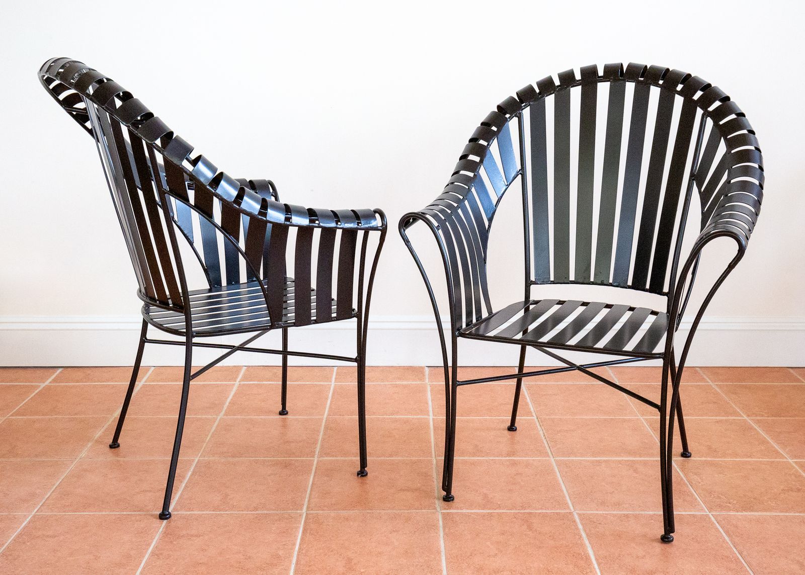 Modernist Iron Strap Garden Armchairs Pair Sculptural Brutalist 1980s Mcm Patio Outdoors Outside  French Machinisme Woodard Carre Salterini Style photo vinterior