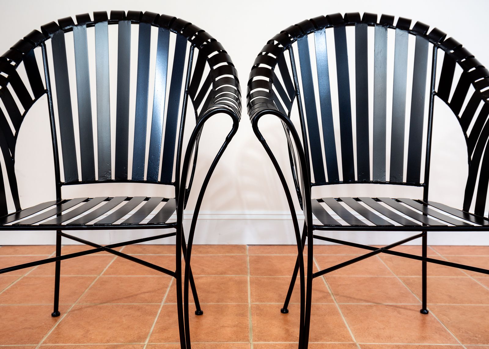 photo vinterior Set Of 4 Modernist Iron Strap Garden Armchairs Pair Sculptural Brutalist 1980s Mcm Patio Outdoors Outside French Machinisme Woodard Carre Salterini