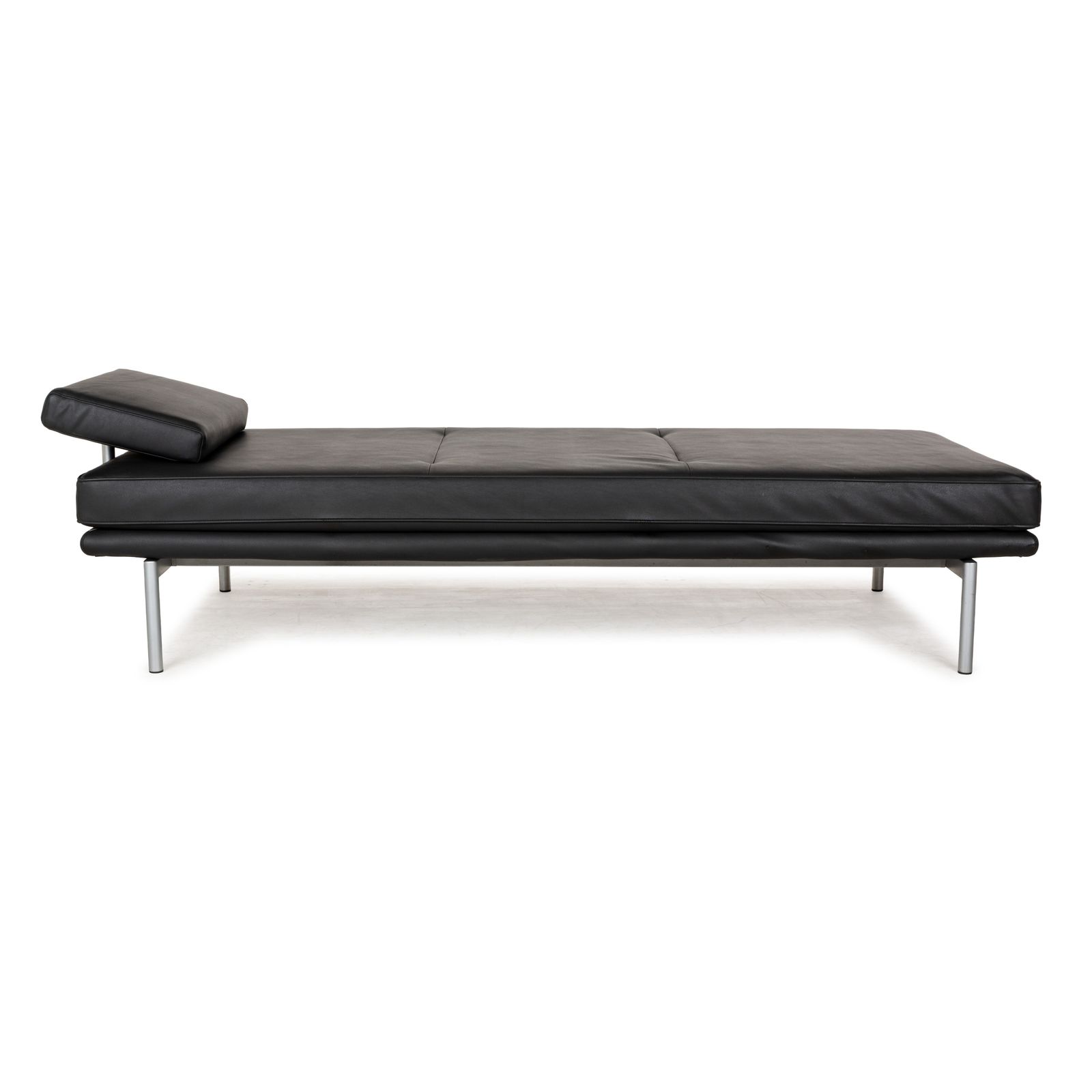 photo furniture Méridienne Muuto Outline en cuir noir, fonction manuelle