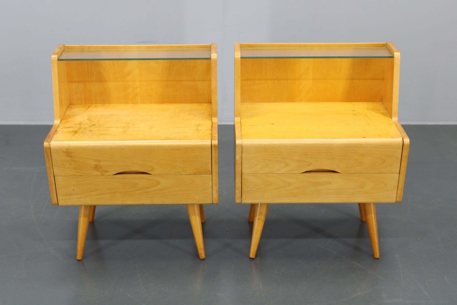 Paar nachtkastjes uit de jaren 1960, Tsjecho-Slowakije photo furniture