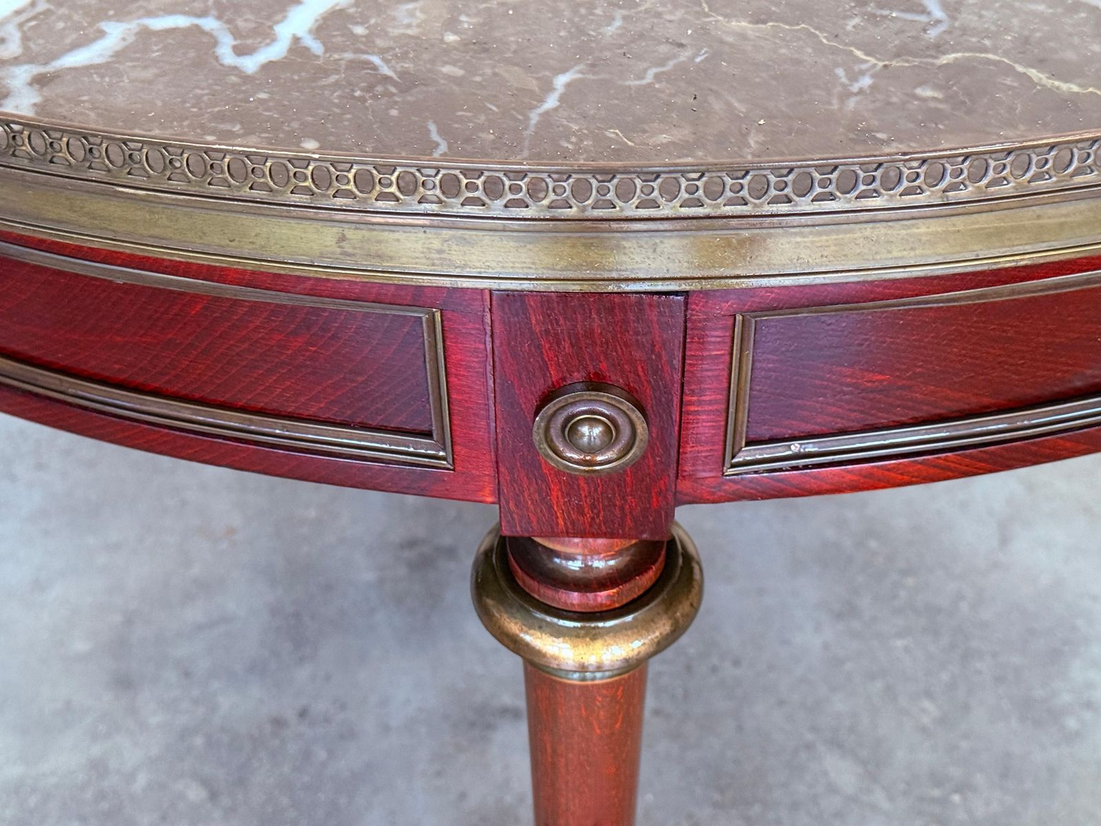 photo furniture Table basse ronde de style provincial français en acajou, plateau en marbre