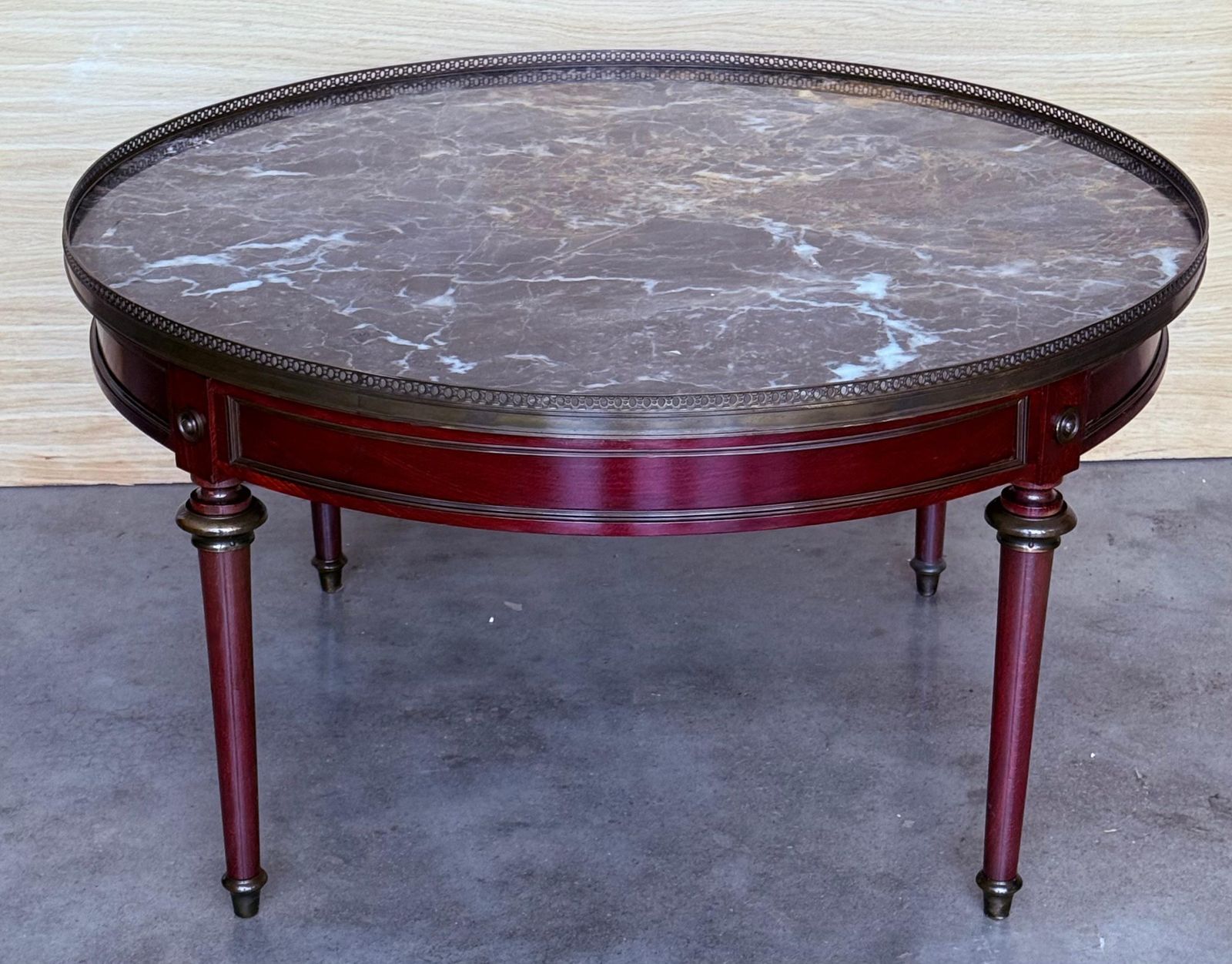 photo for sale Table basse ronde de style provincial français en acajou, plateau en marbre