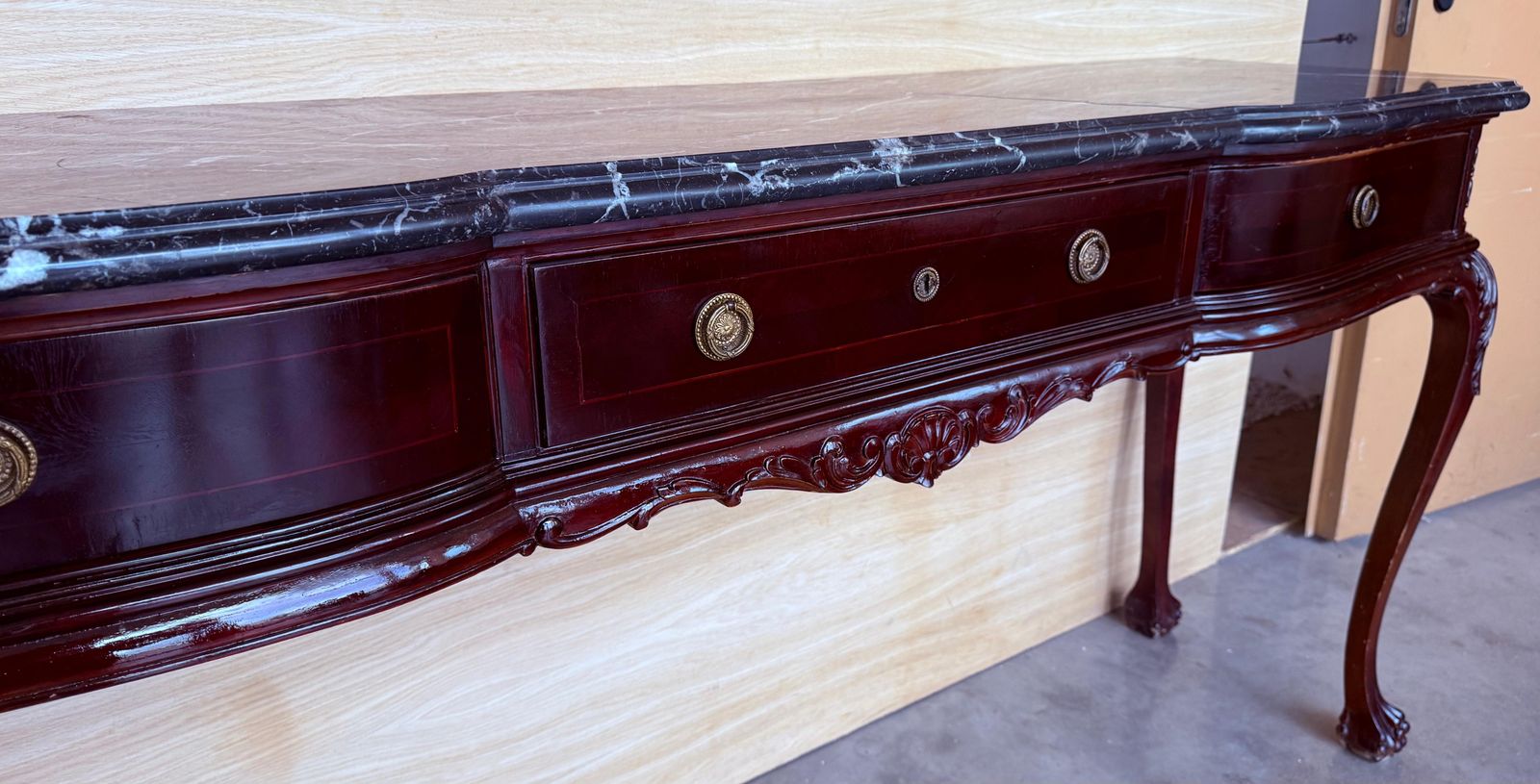 Console Regency à trois tiroirs, plateau en marbre noir photo 4183.0