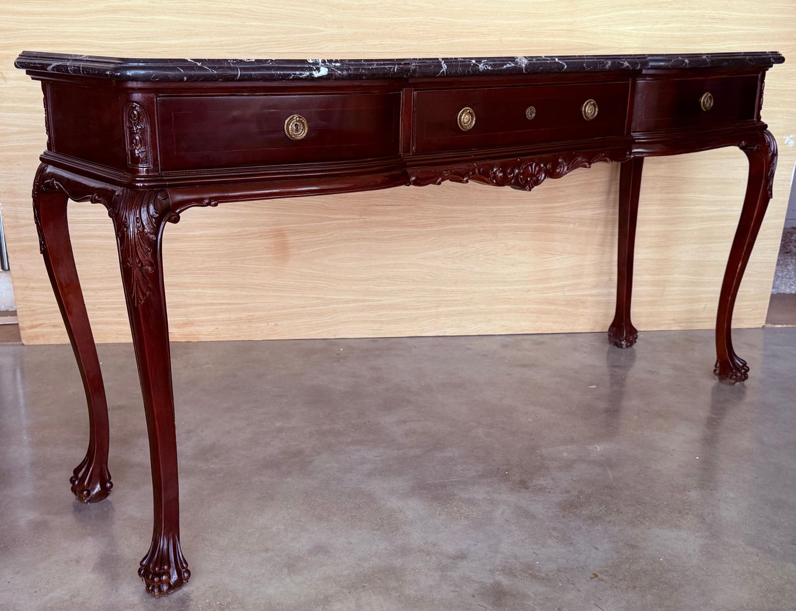 Console Regency à trois tiroirs, plateau en marbre noir photo vinterior