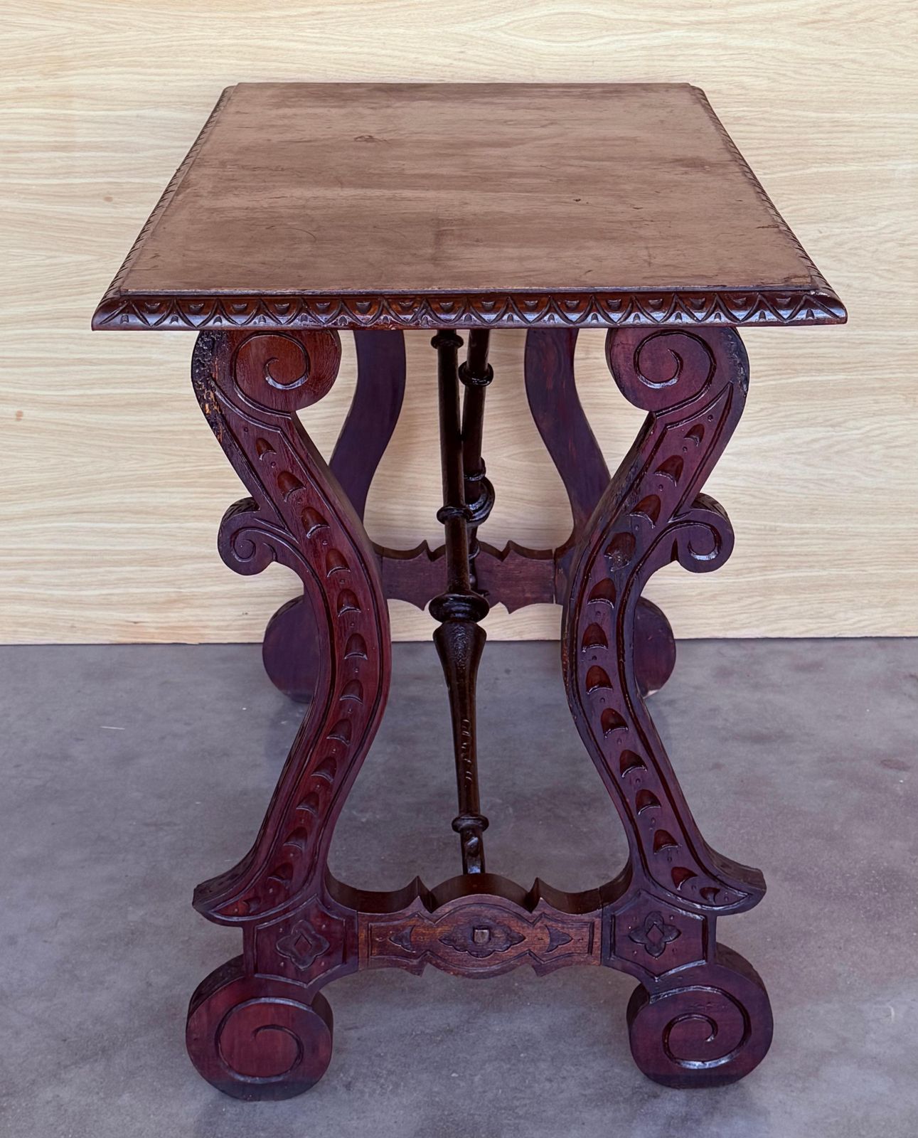 Table d'appoint baroque espagnole ébonisée, pieds en lyre, XIXe siècle photo vintage