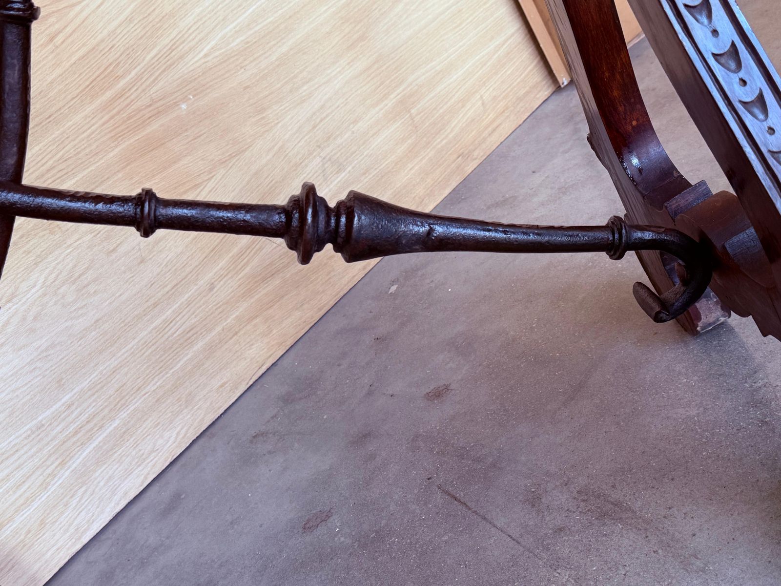 Mobilier Table d'appoint baroque espagnole ébonisée, pieds en lyre, XIXe siècle photo