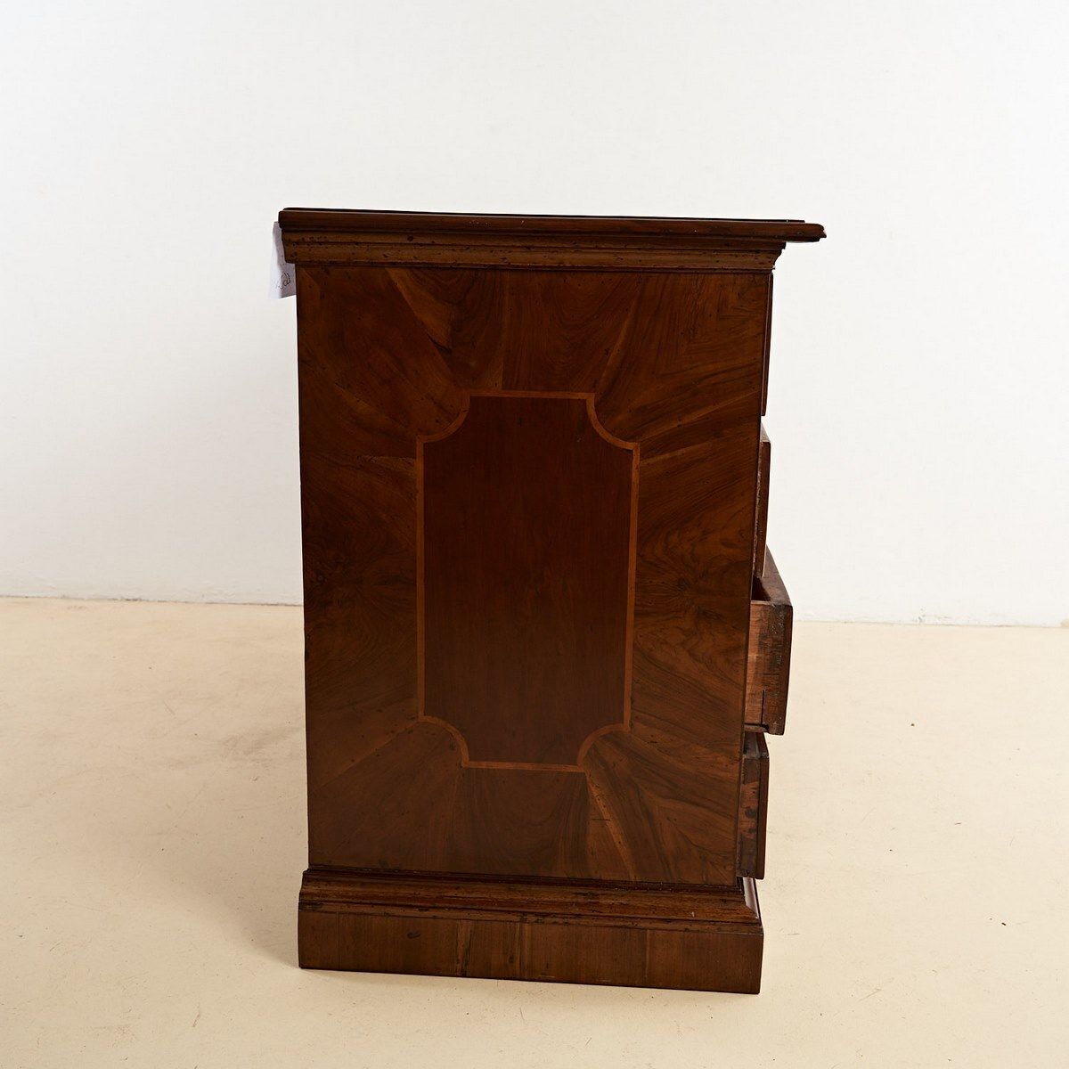 photo vinterior Antique Chest Of Drawers, 1800s
