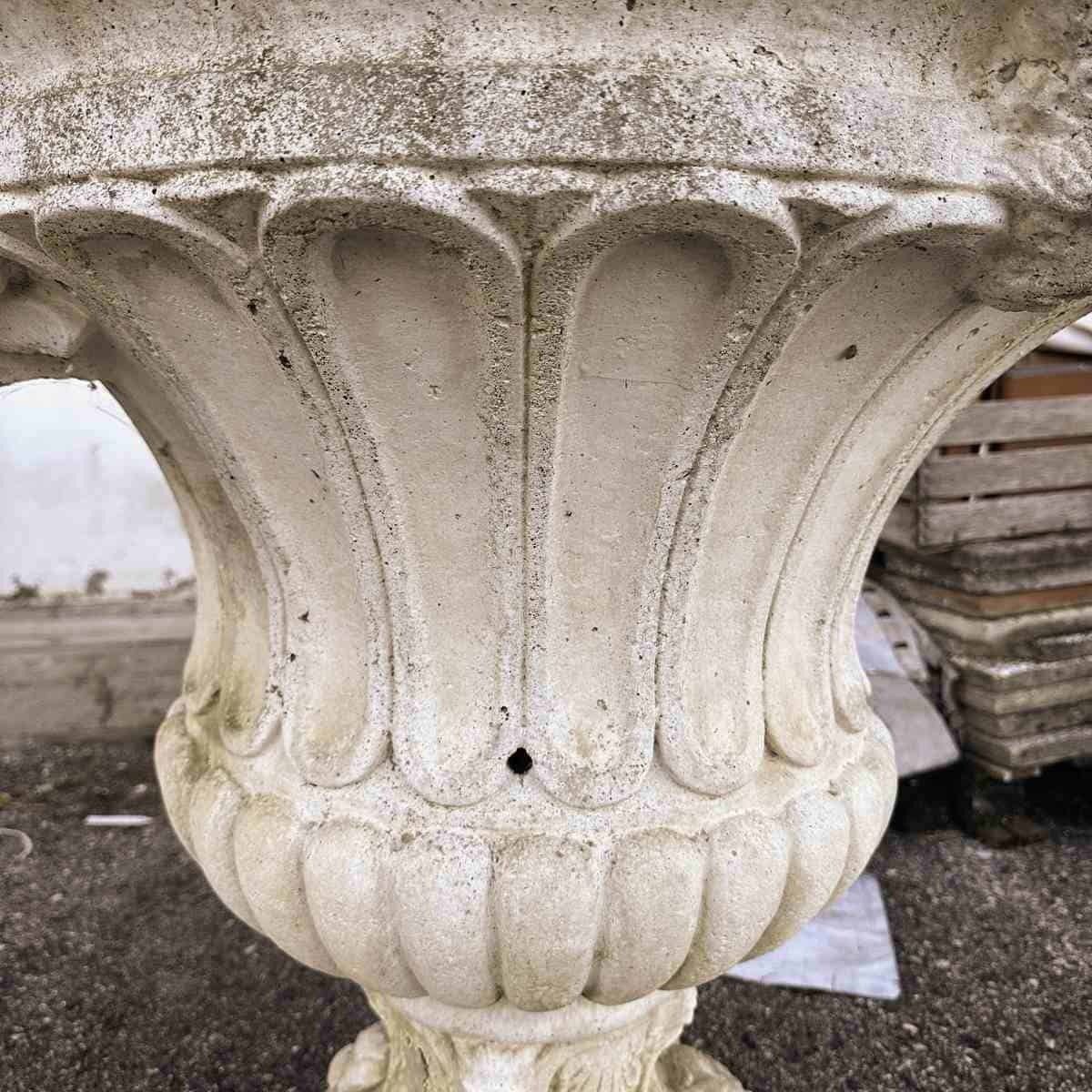 photo furniture Grote Vaas Van Steen En Cement, Een Imposant Decoratiestuk Voor Tuinen Of Binnenplaatsen In Klassieke Stijl.