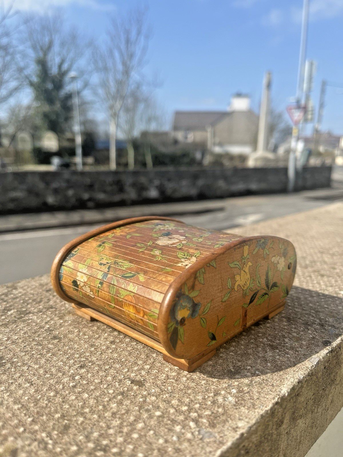 photo vintage Antique Art Deco Wooden Tambour Rolltop Handpainted Floral Sliding Lid Box Treen