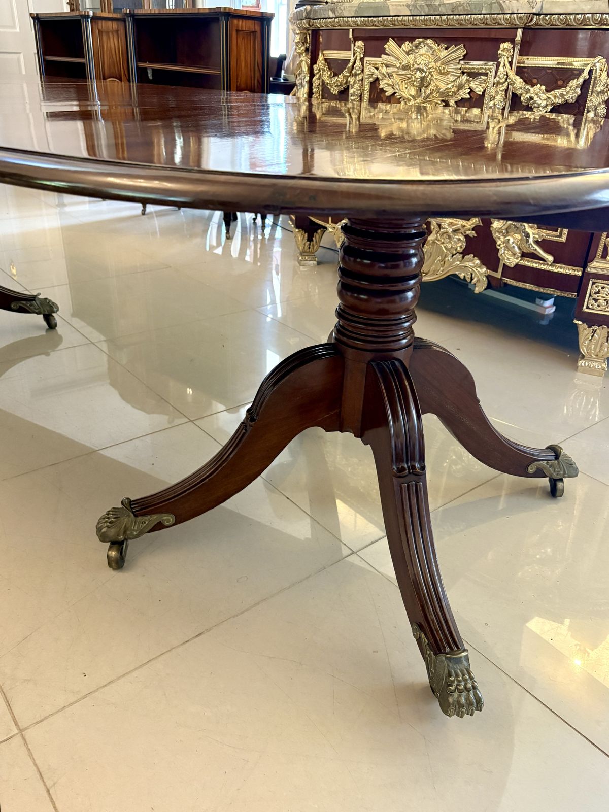 photo for sale Magnificent Quality Antique 19th Century 16 Seater Figured Mahogany 3 Pilar Dining Table 72 X 122 X 409 Cm