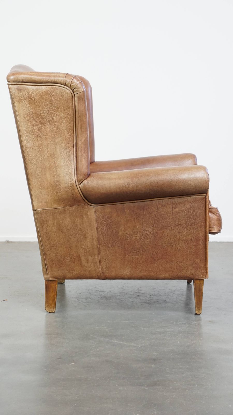 Koehiden Fauteuil Met Vleugelleuningen In Lichtcognac Met Bijpassende Paspel photo for sale