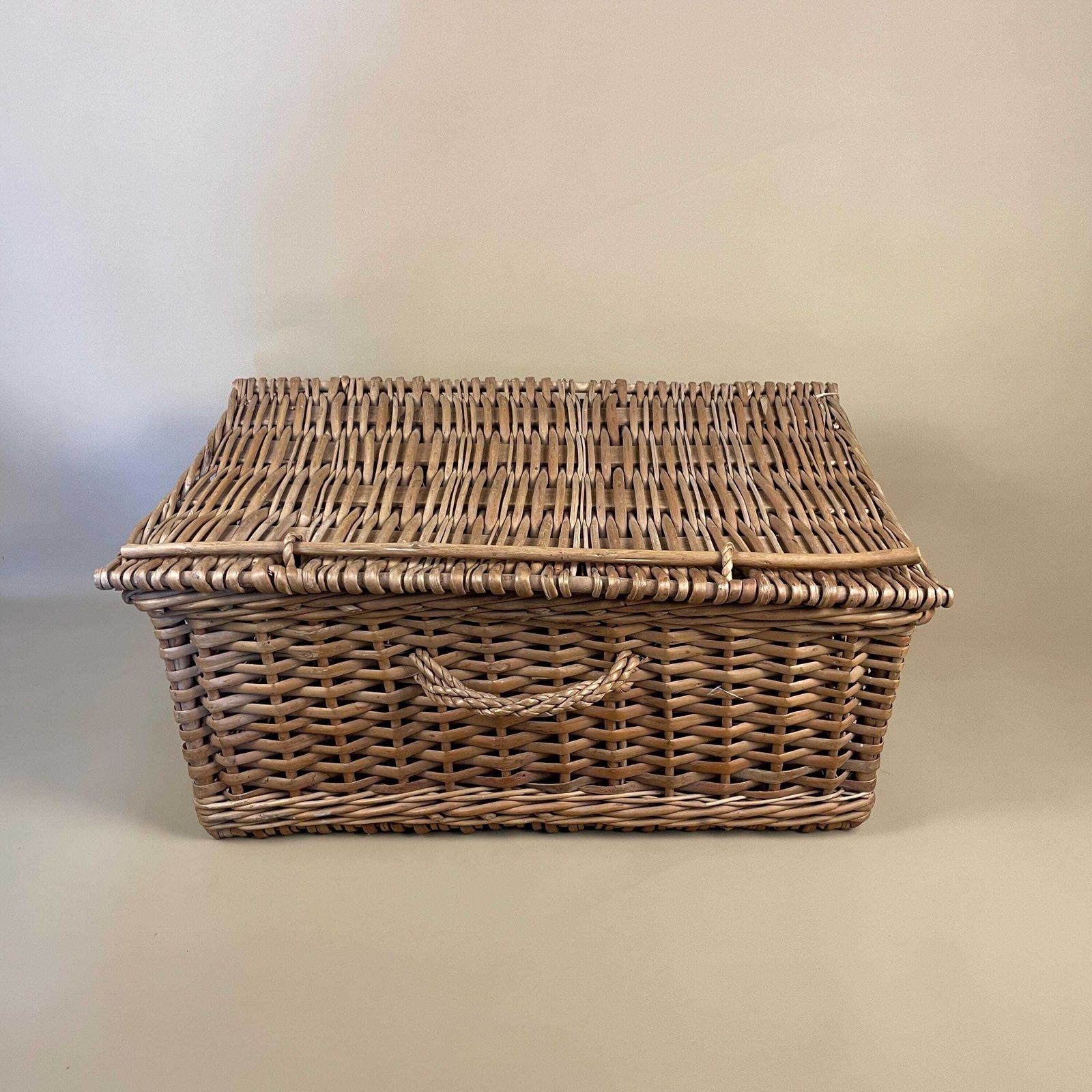 Vintage Rectangle Basket Woven Wicker Brown Storage Vintage Brown Cottage Farmhouse Toy Lidded Handle Picnic Bag Lid Medium Lock Travel photo furniture