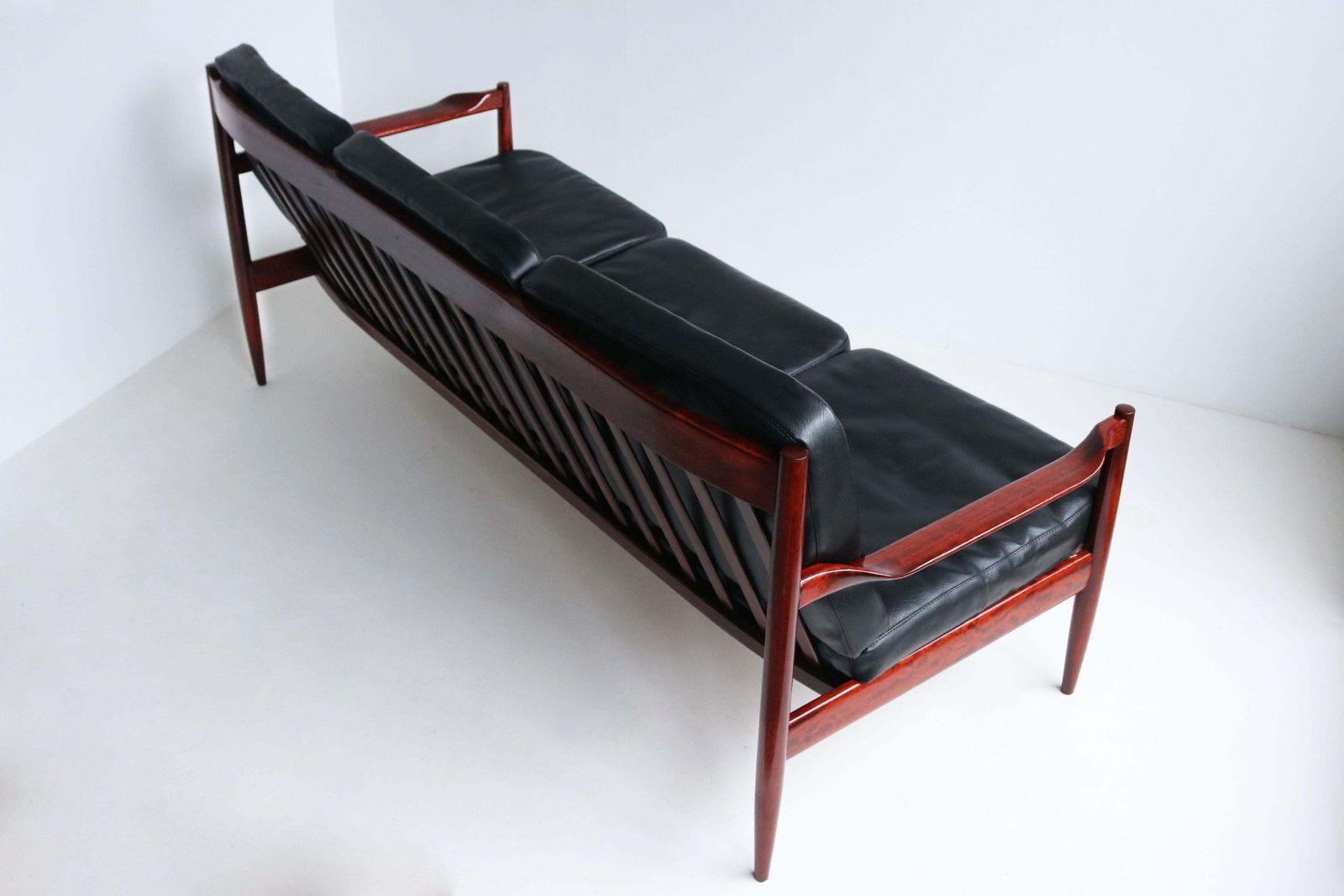 Deense Design Driezitsbank Door Grete Jalk In Zwart Leer En Teak, Ca. Jaren 1950 photo Meubels