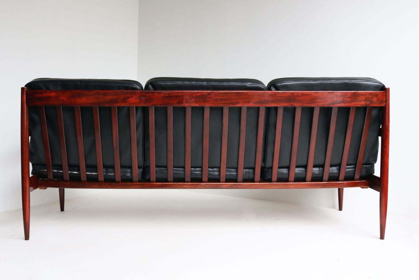 Deense Design Driezitsbank Door Grete Jalk In Zwart Leer En Teak, Ca. Jaren 1950 photo vinterior
