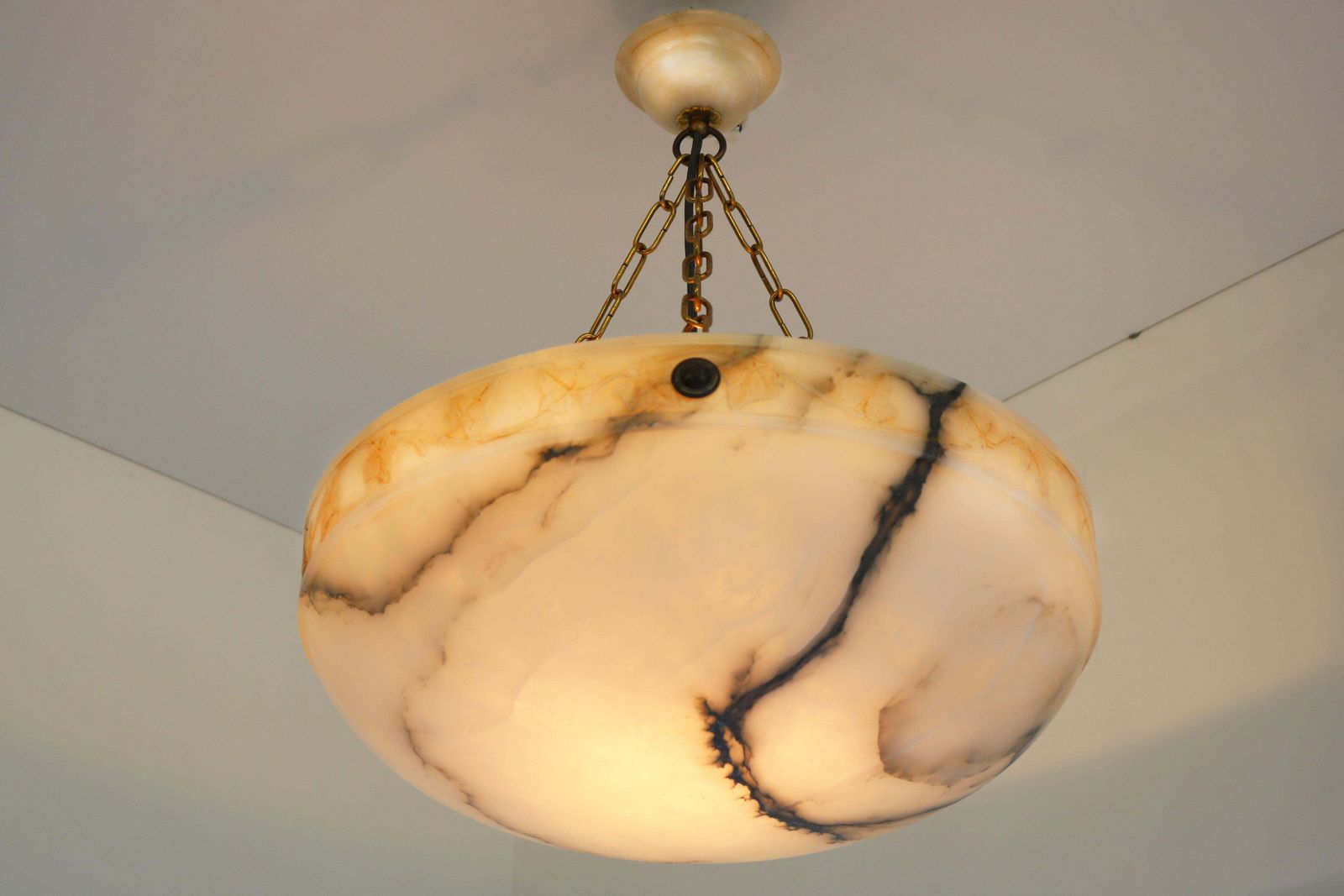 photo furniture Grote ø 50,3 Cm Witte Alabasten Art Nouveau Hanglamp Met Gesneden Bladeren