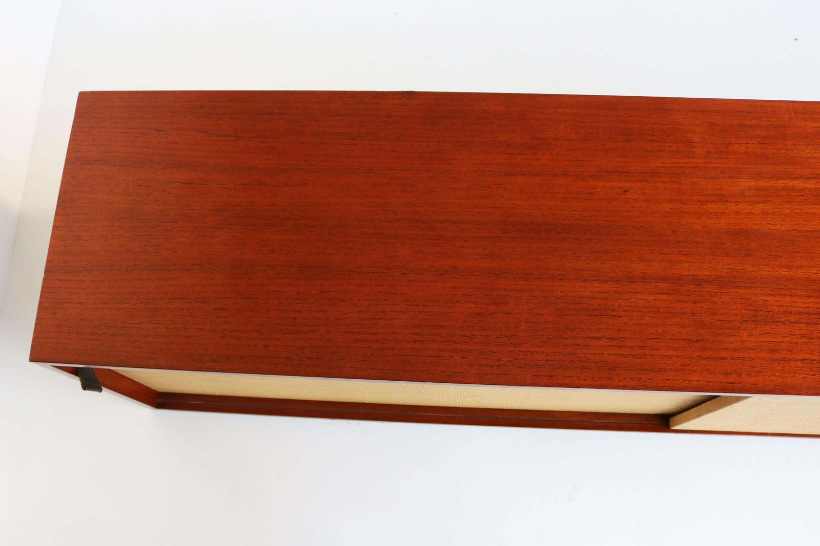 photo vintage Zwevend Dressoir Model: 123 Van Florence Knoll Voor Knoll 1960 Zeegras Teak