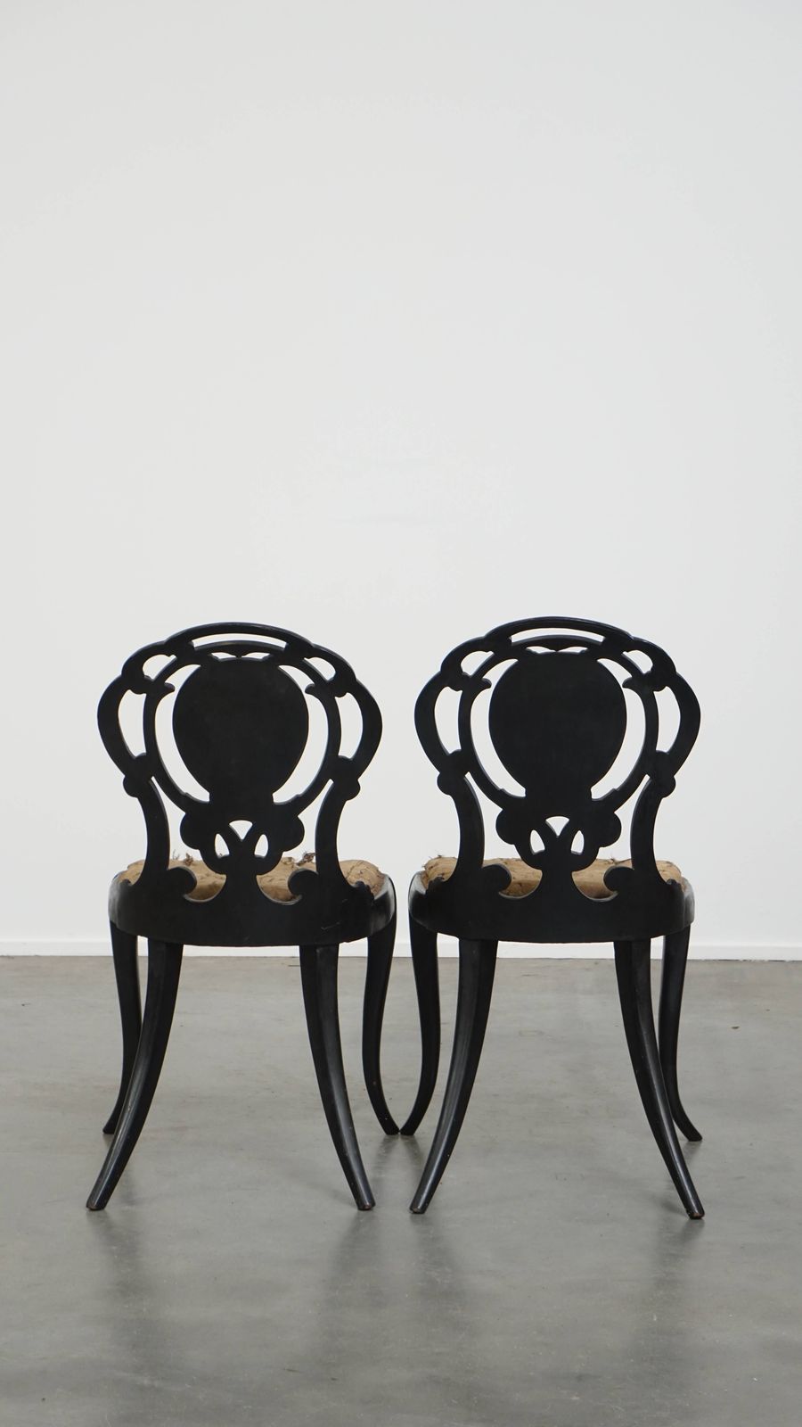 Set Van 2 Sierlijke Antieke Engelse Chinoiserie Stoelen Met Parelmoer Inleg, 19e Eeuw photo for sale