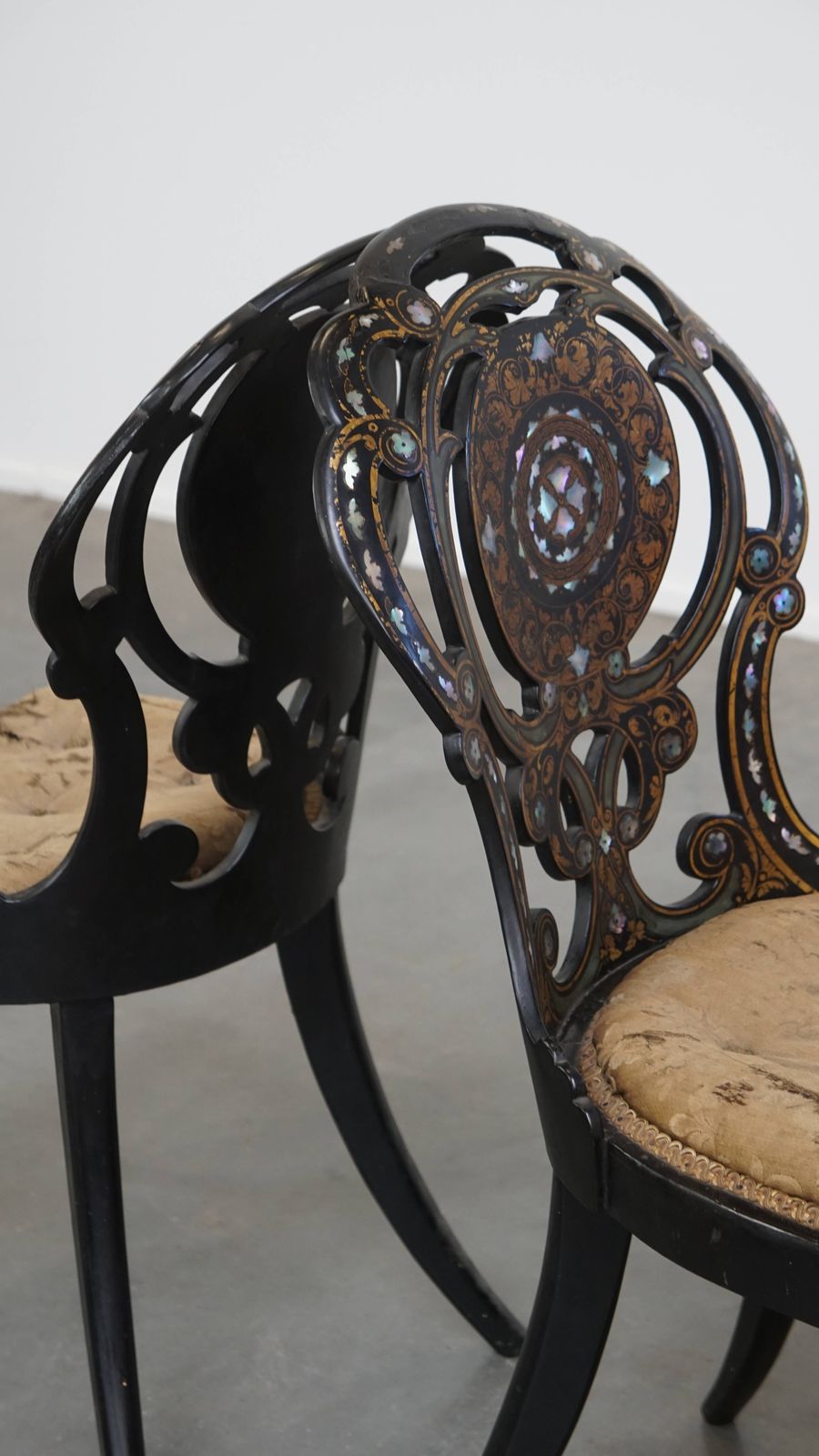 photo vintage Set Van 2 Sierlijke Antieke Engelse Chinoiserie Stoelen Met Parelmoer Inleg, 19e Eeuw
