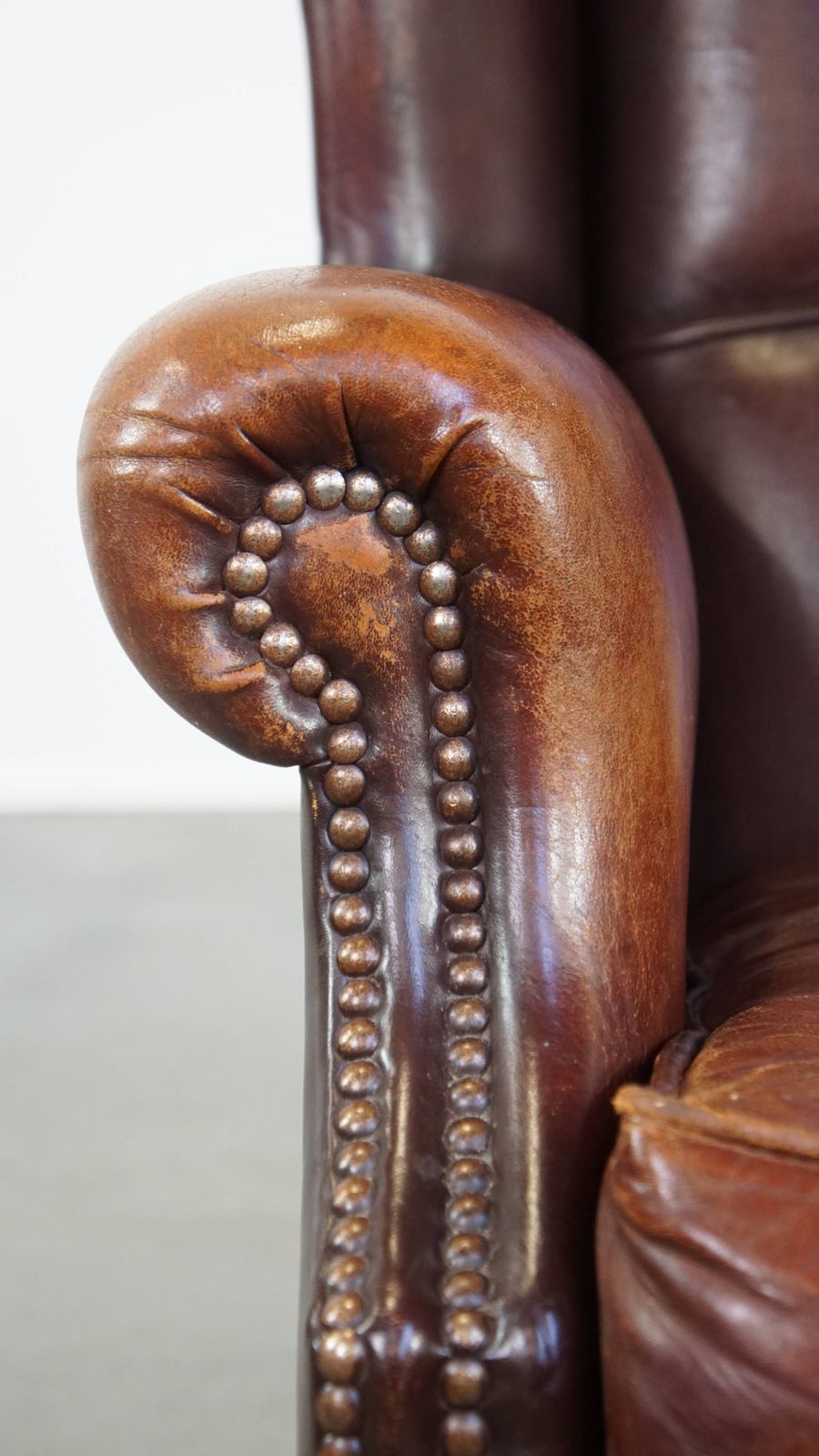 824.3913 Vintage Schapenvacht Fauteuil Met Uitstekend Zitcomfort En Mooie Patina photo