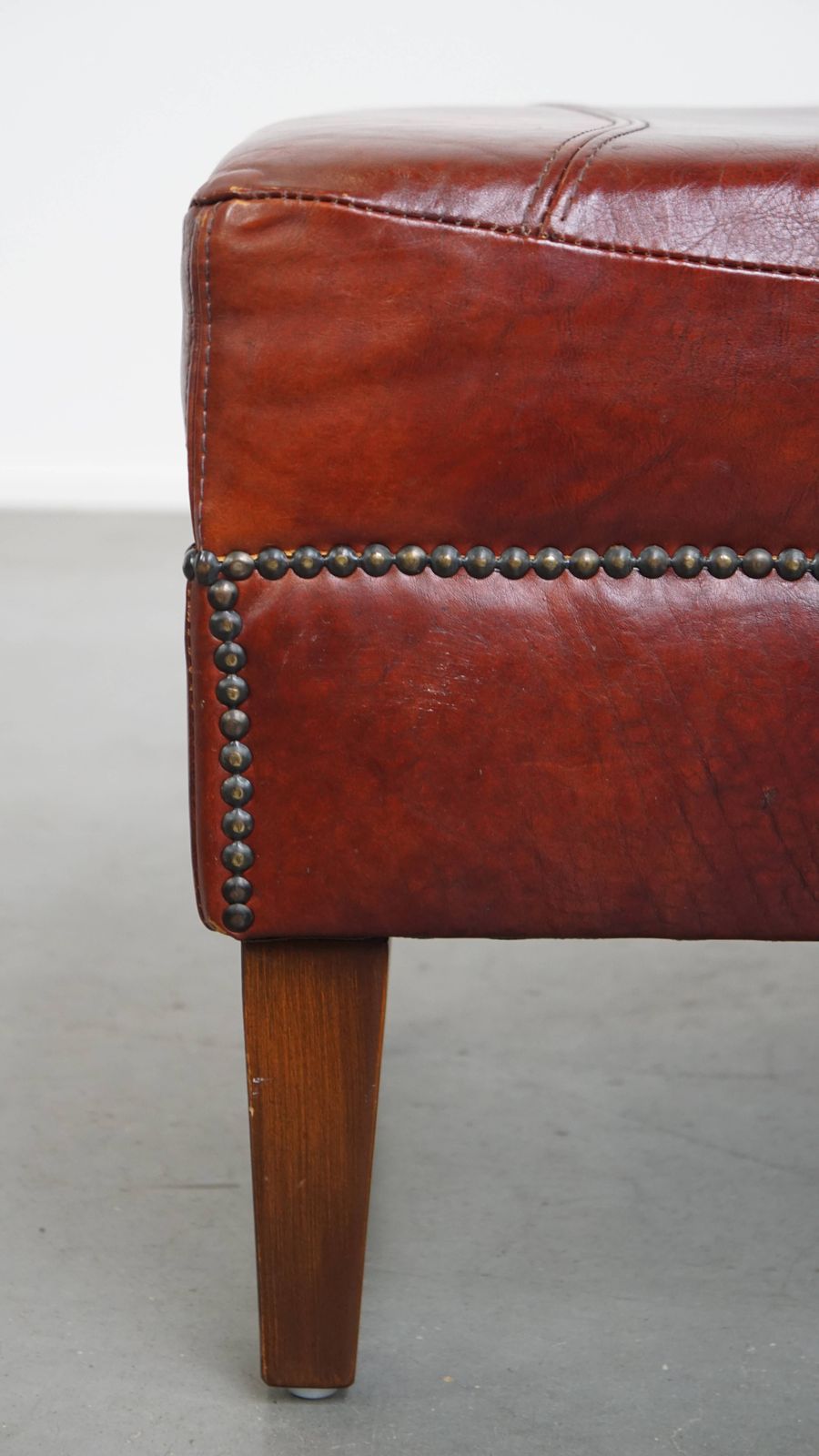 photo furniture Cognackleurige Kruk Van Koeienhuid