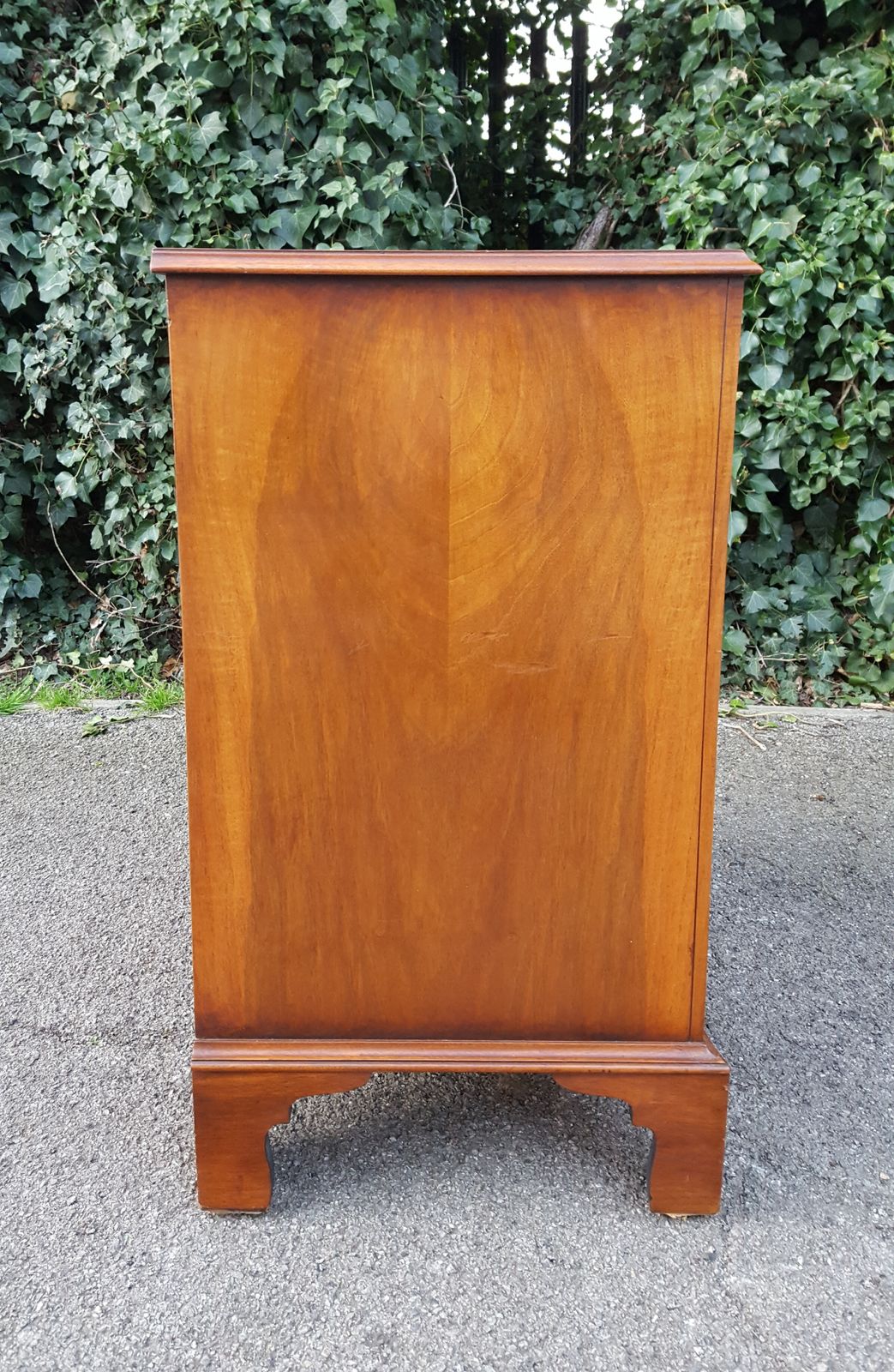 photo furniture Burr Walnut Serpentine Front Chest Of 4 Drawers