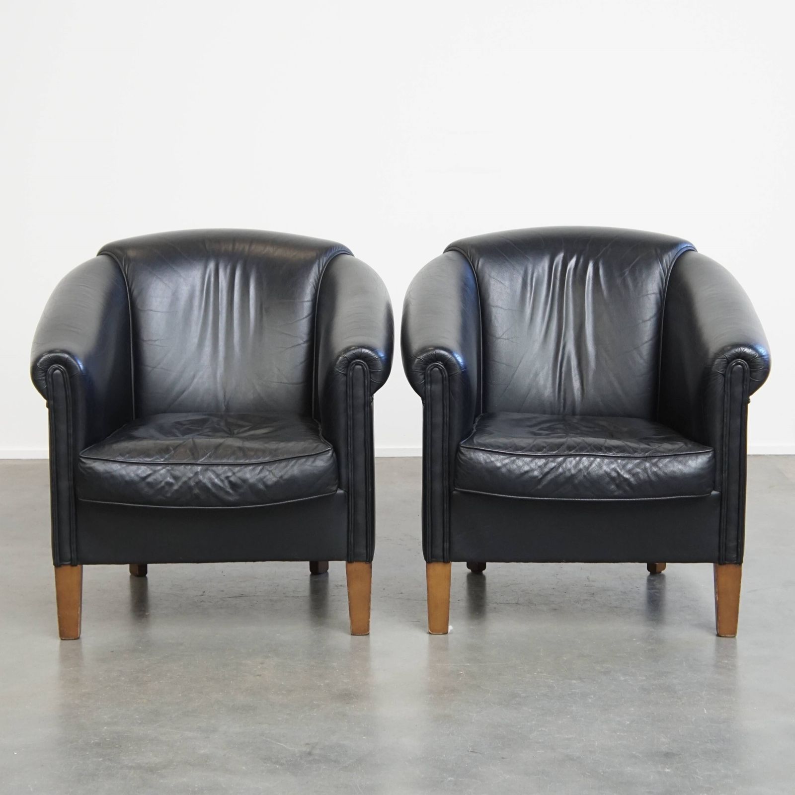 Beautiful Set Of 2 Black English Style Cowhide Club Chairs With A Timeless Design