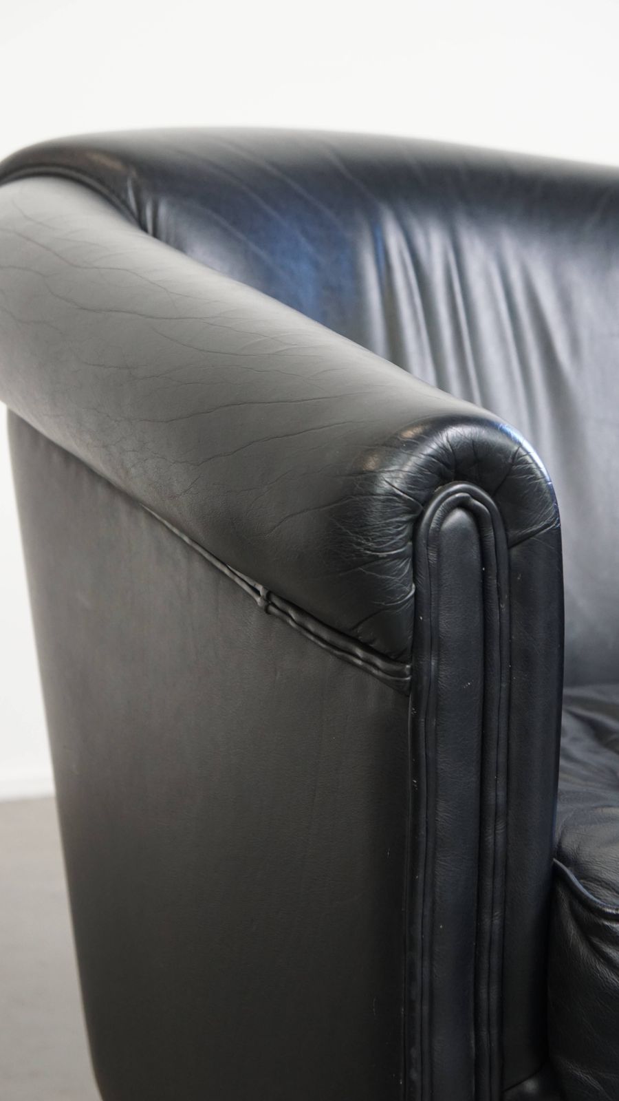 photo vinterior Set Van 2 Zwarte Clubfauteuils In Engelse Stijl, Bekleed Met Koeienhuid