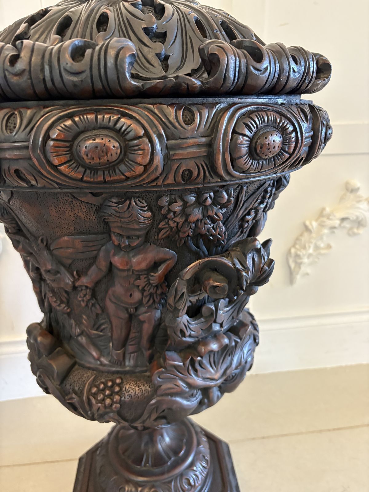 photo vinterior Large Magnificent Antique Pair Of Carved Mahogany Urns