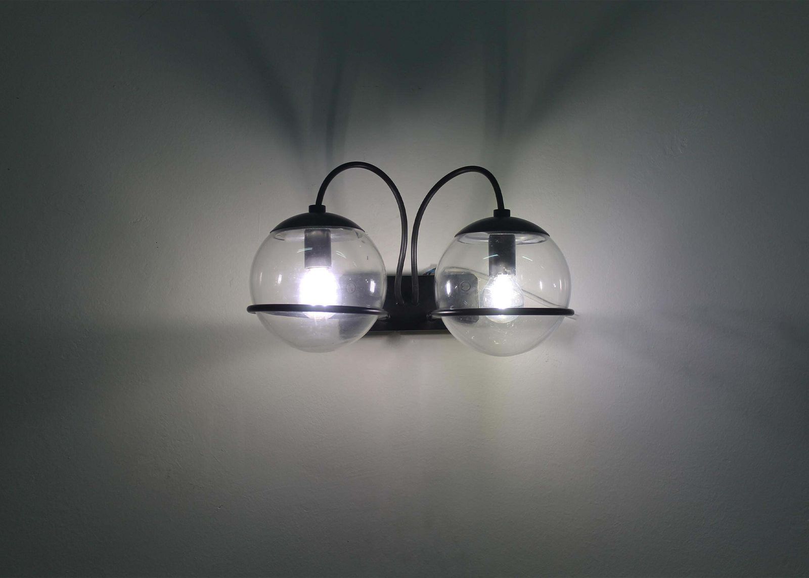 Gino Sarfatti Set Of Two Black Wall Lamps 238/2 By Arteluce 1960s photo vinterior
