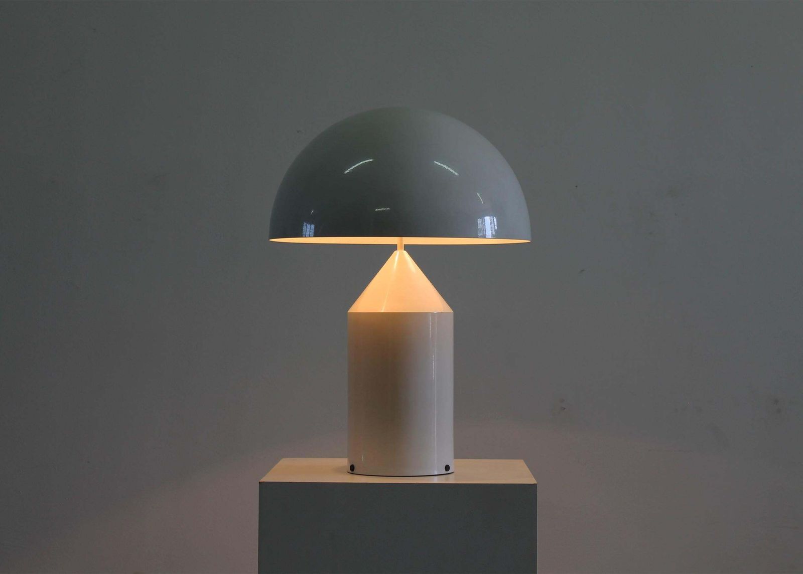 Vico Magistretti Atollo Table Lamp In White Lacquered Metal By Oluce 1970s photo Lighting