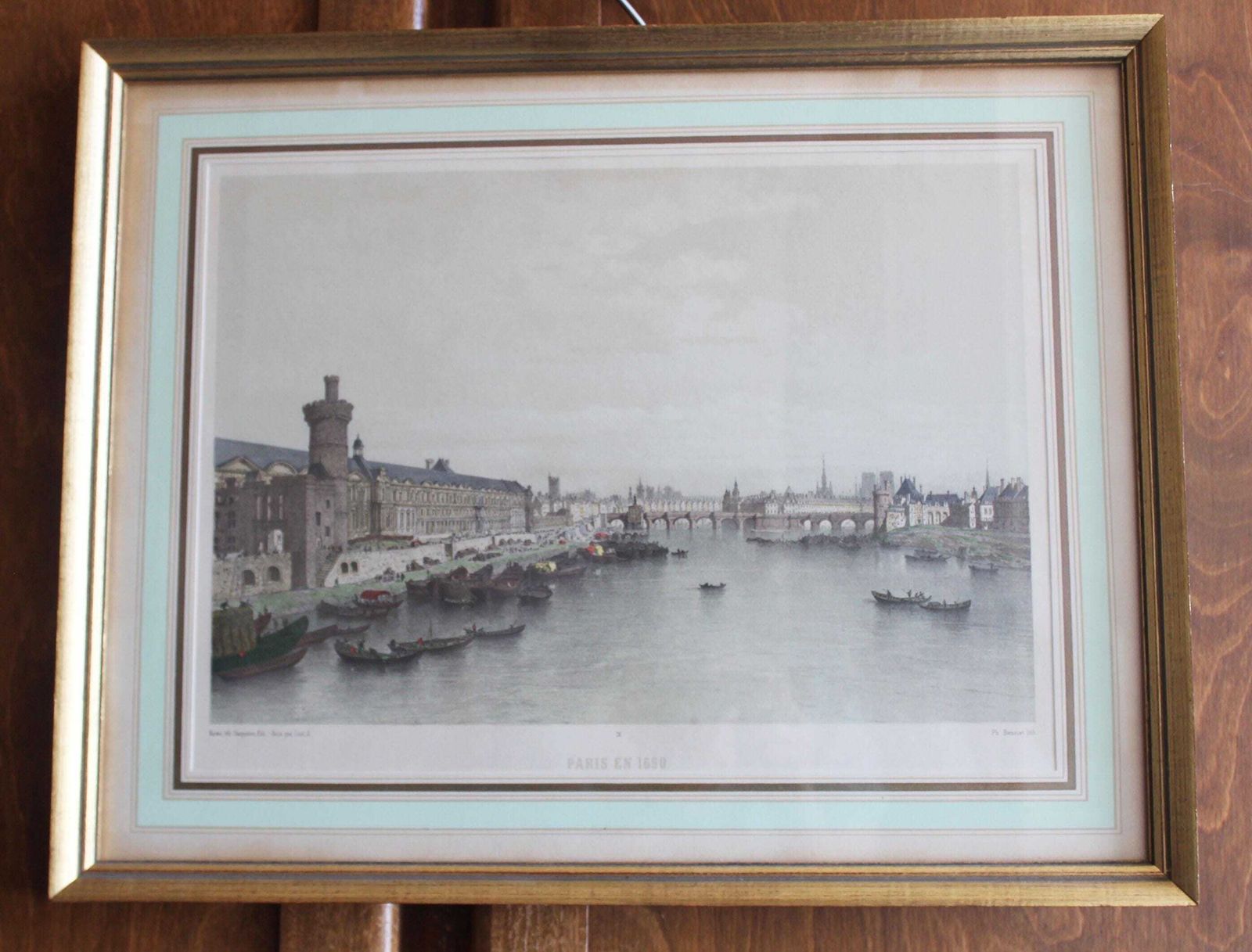 Grote Vintage Ingelijste Lithografie Parijs 1650, Met De Hand Ingekleurd, Ph Benoist Hth, Nanthes Lithography, Quai Conti 3, Verguld Geschilderde Lijst, Glazen Voorzijde