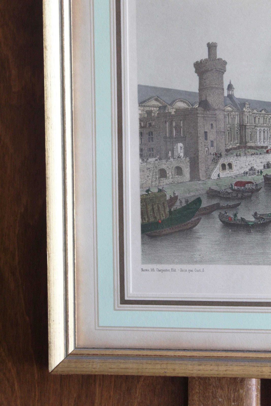 Grote Vintage Ingelijste Lithografie Parijs 1650, Met De Hand Ingekleurd, Ph Benoist Hth, Nanthes Lithography, Quai Conti 3, Verguld Geschilderde Lijst, Glazen Voorzijde photo Kunst