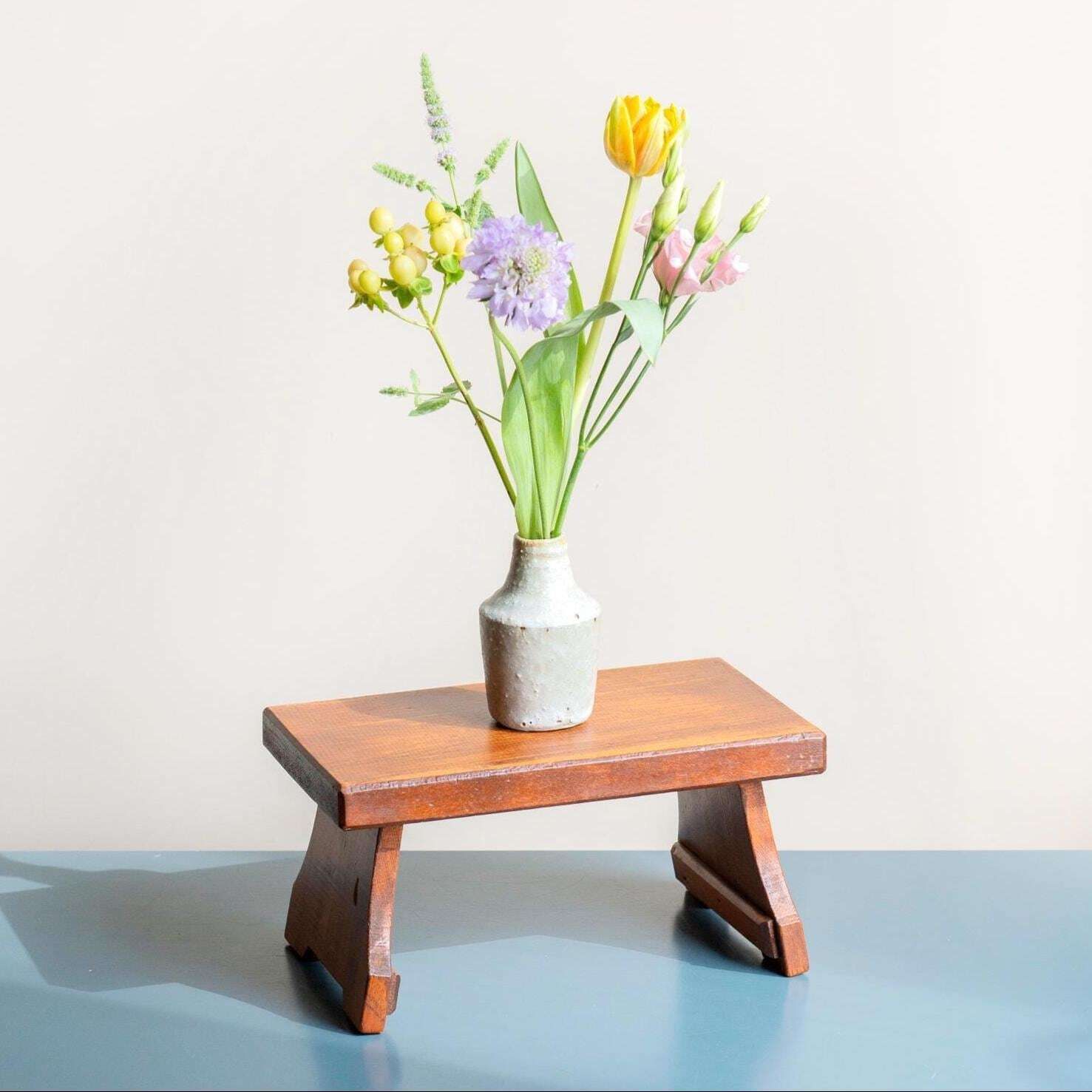 Petit tabouret d'époque, tabouret rustique en bois, table d'appoint brun foncé, banc rectangulaire ancien, sellette victorienne, tabouret de traite photo furniture
