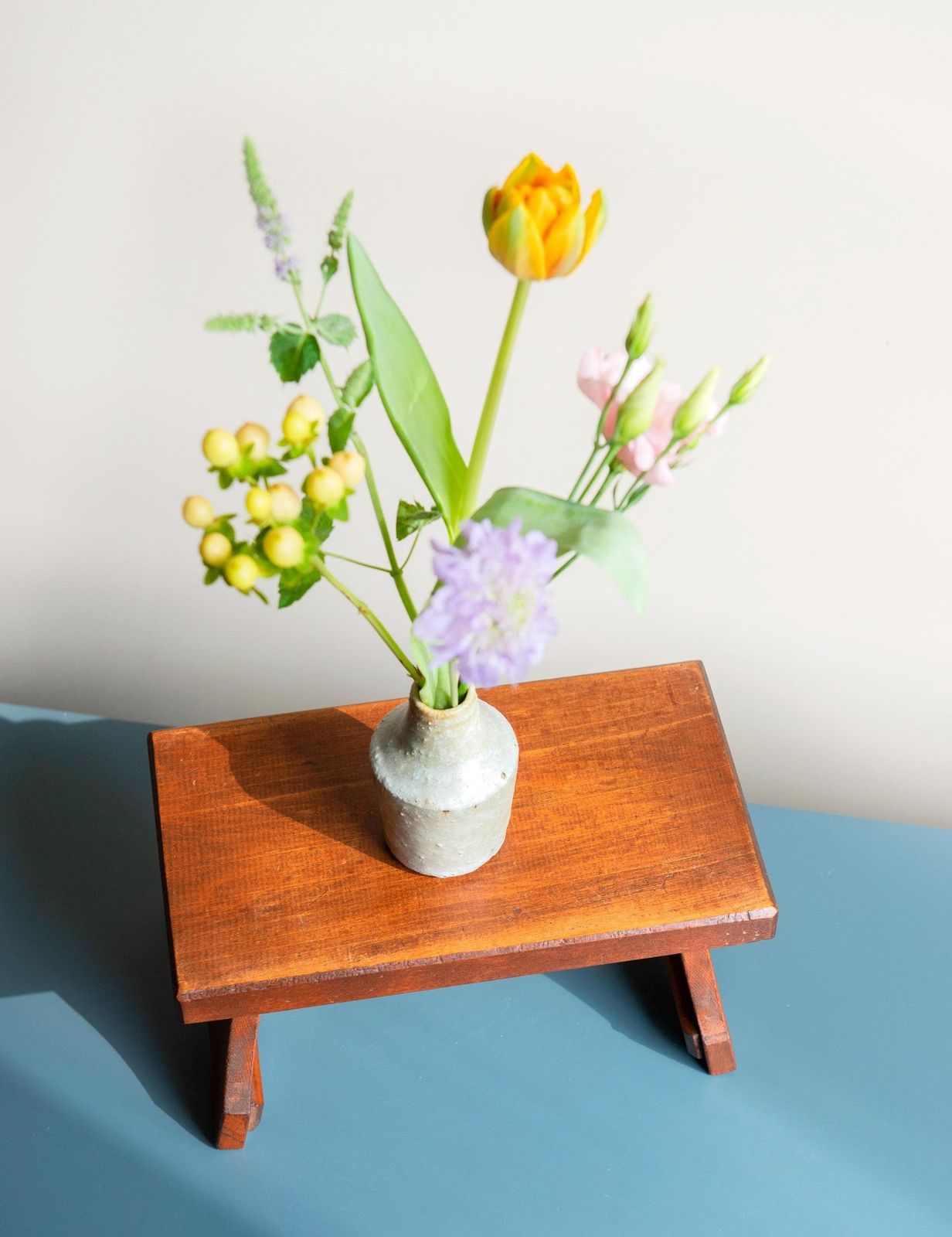 Petit tabouret d'époque, tabouret rustique en bois, table d'appoint brun foncé, banc rectangulaire ancien, sellette victorienne, tabouret de traite photo for sale