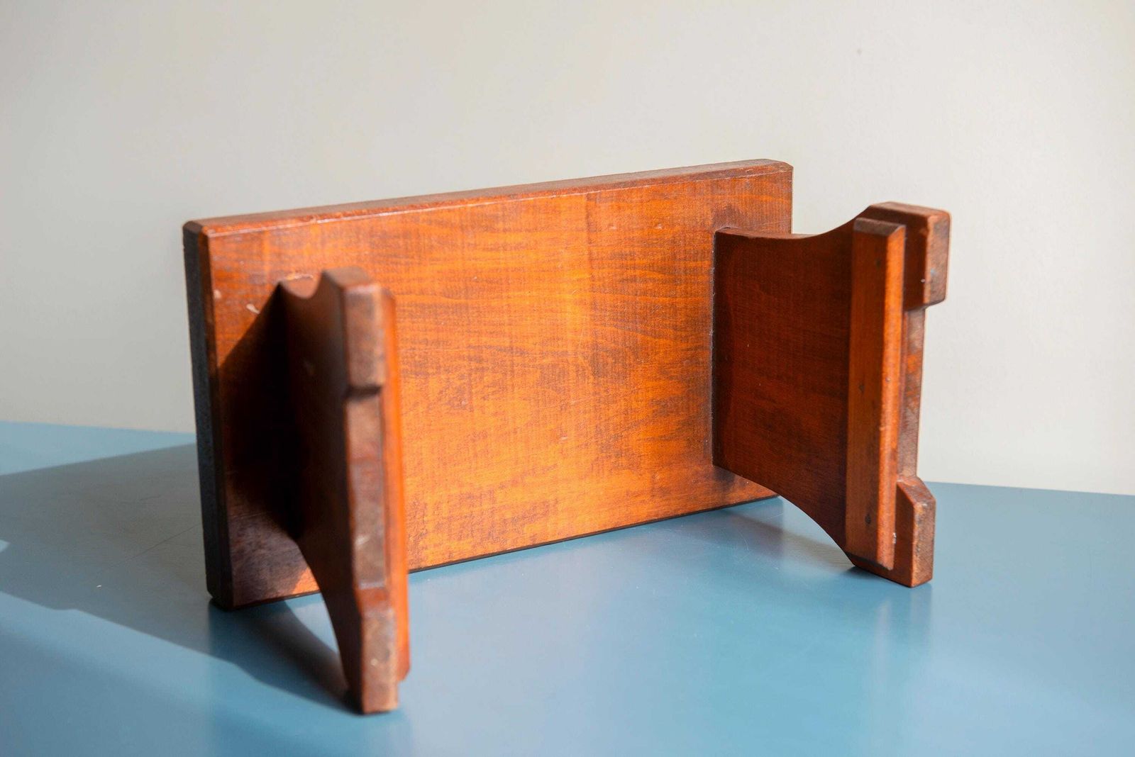 Petit tabouret d'époque, tabouret rustique en bois, table d'appoint brun foncé, banc rectangulaire ancien, sellette victorienne, tabouret de traite photo vintage